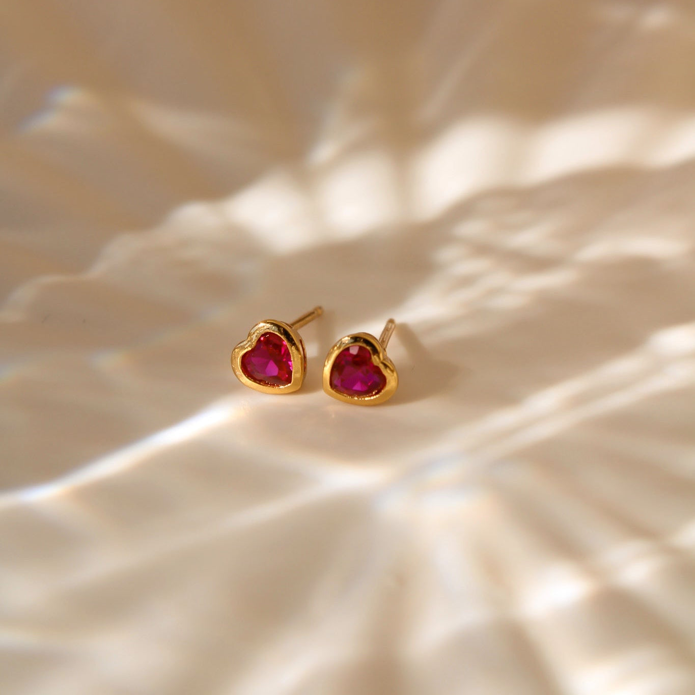 "Aluna" winzige, pinke Zirkonia Herzohrstecker 18 Karat vergoldet