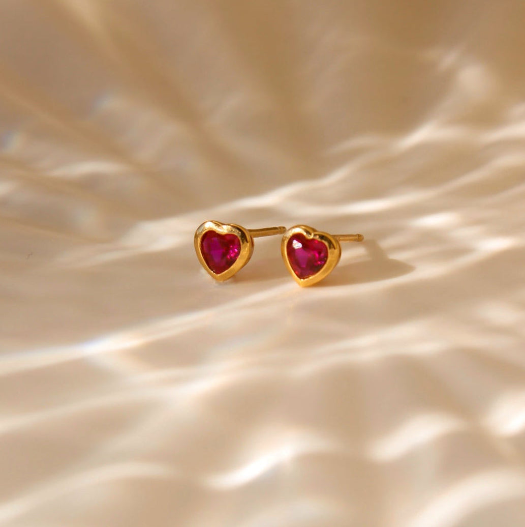 "Aluna" winzige, pinke Zirkonia Herzohrstecker 18 Karat vergoldet