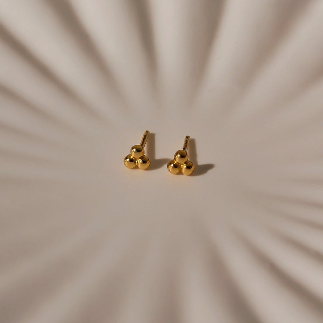 Tria Gold Ohrstecker – 18k vergoldetes recyceltes 925 Sterling Silber