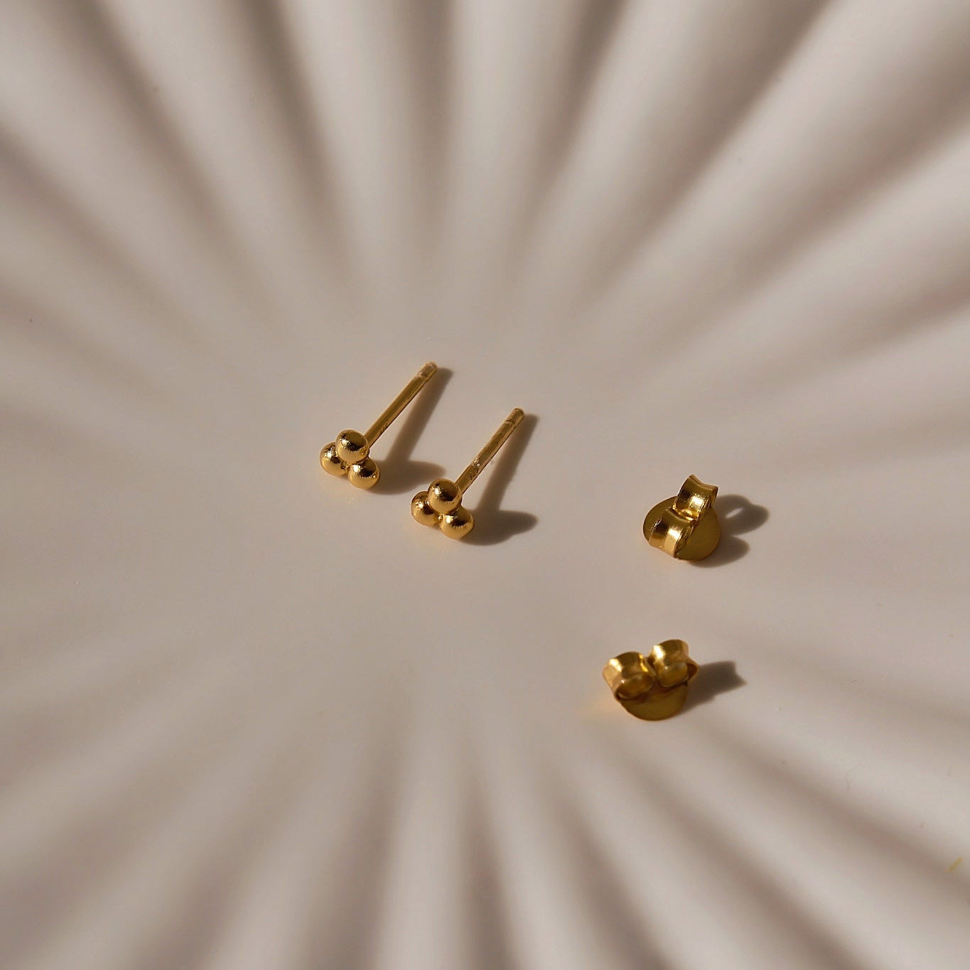 Tria Gold Ohrstecker – 18k vergoldetes recyceltes 925 Sterling Silber