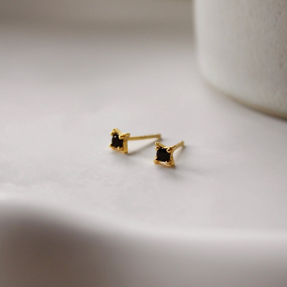 "Kurai" Sternchen Ohrstecker mit schwarzem Zirkon