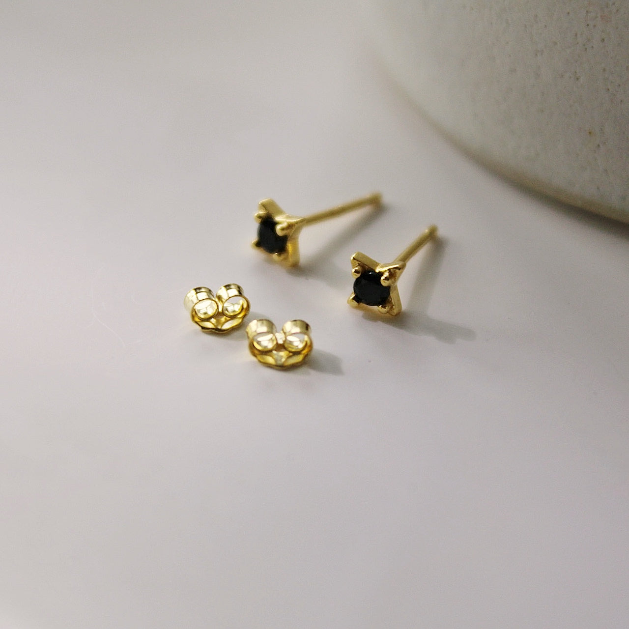 "Kurai" Sternchen Ohrstecker mit schwarzem Zirkon