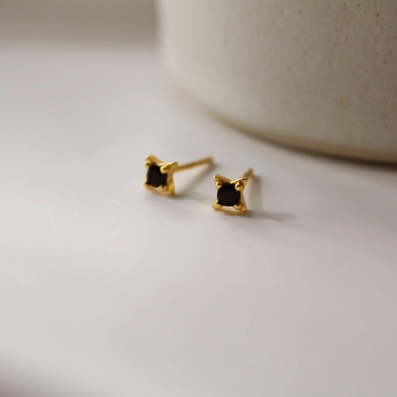 "Kurai" Sternchen Ohrstecker mit schwarzem Zirkon