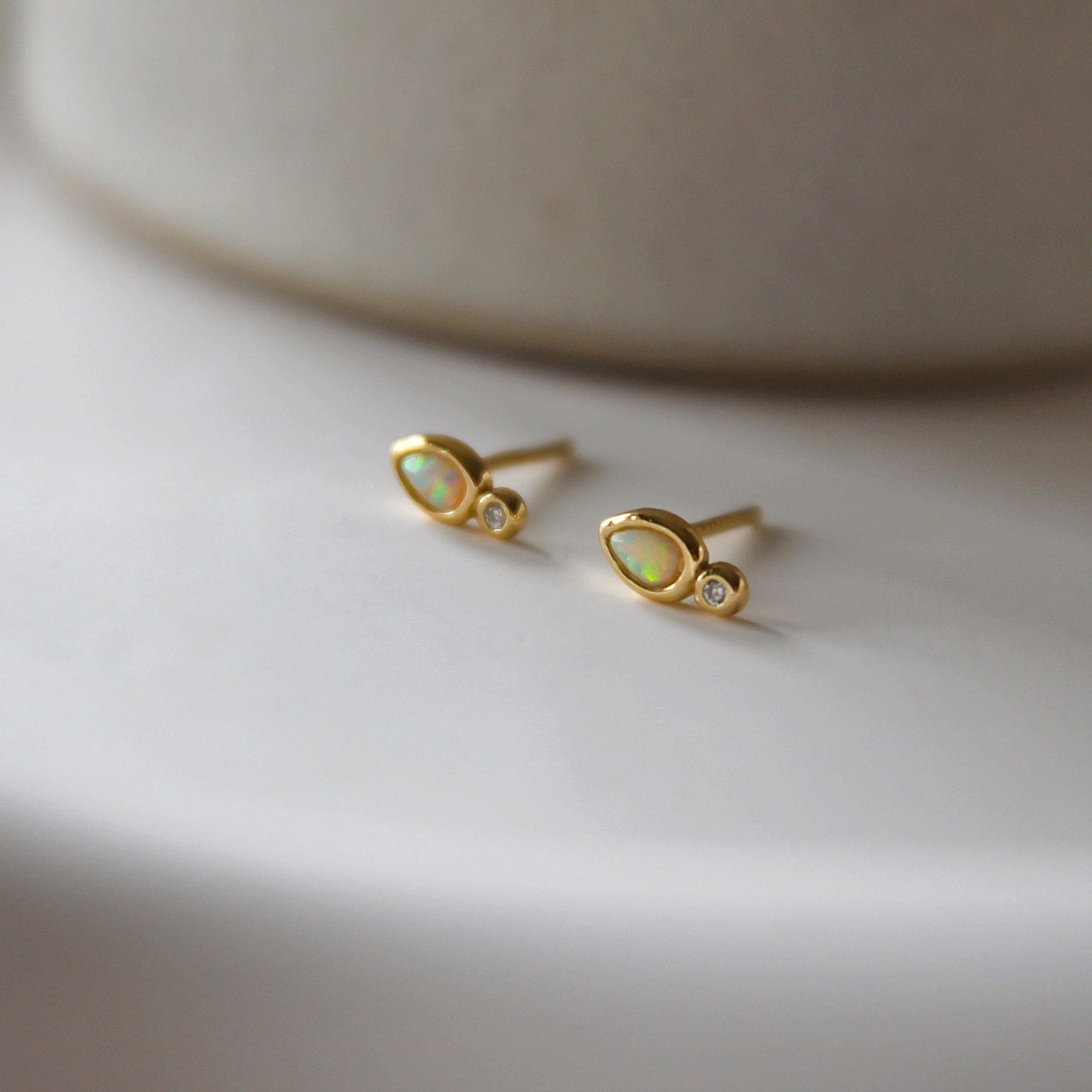 „Amaya" winzige Opal Ohrstecker mit Zirkonia