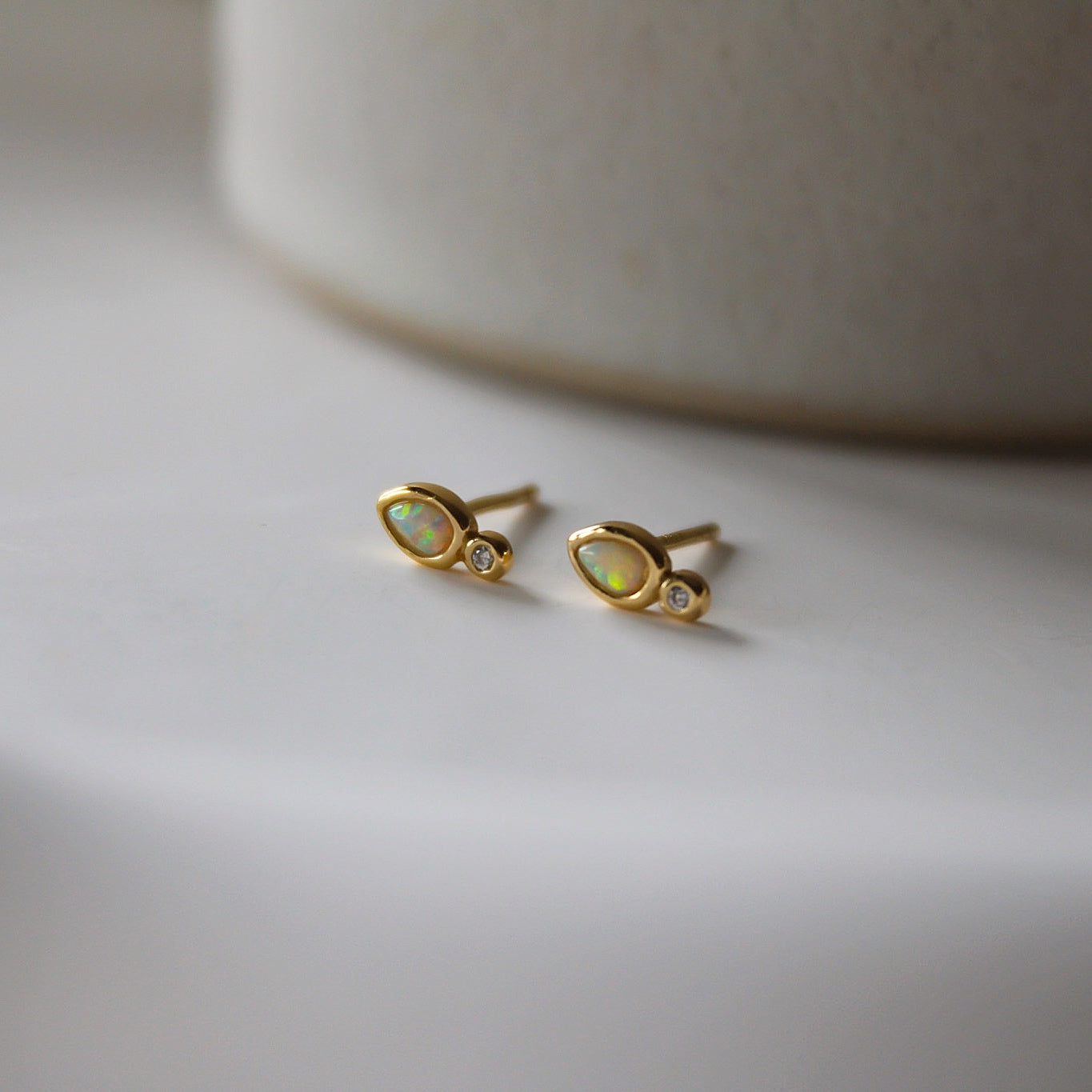 „Amaya" winzige Opal Ohrstecker mit Zirkonia