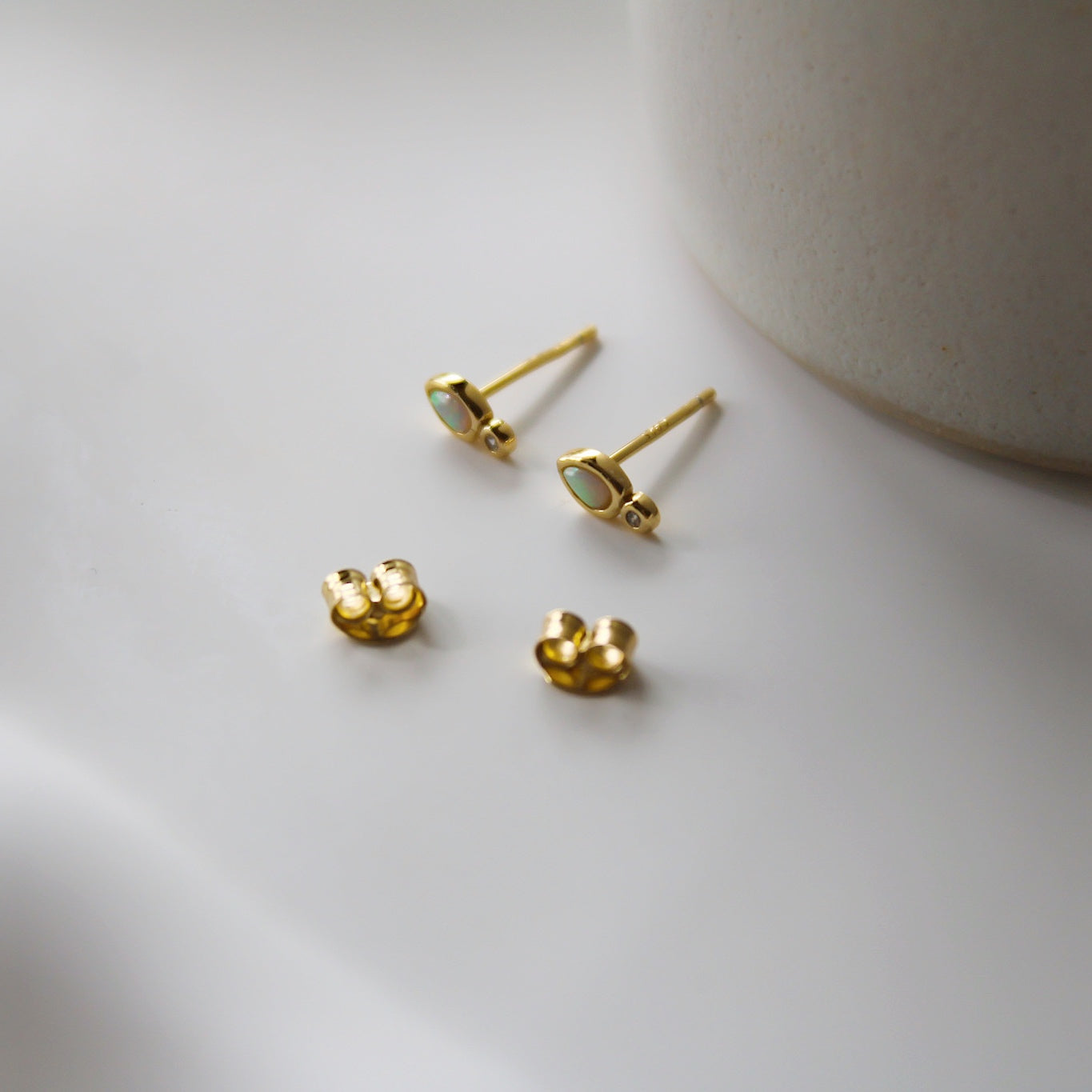 „Amaya" winzige Opal Ohrstecker mit Zirkonia