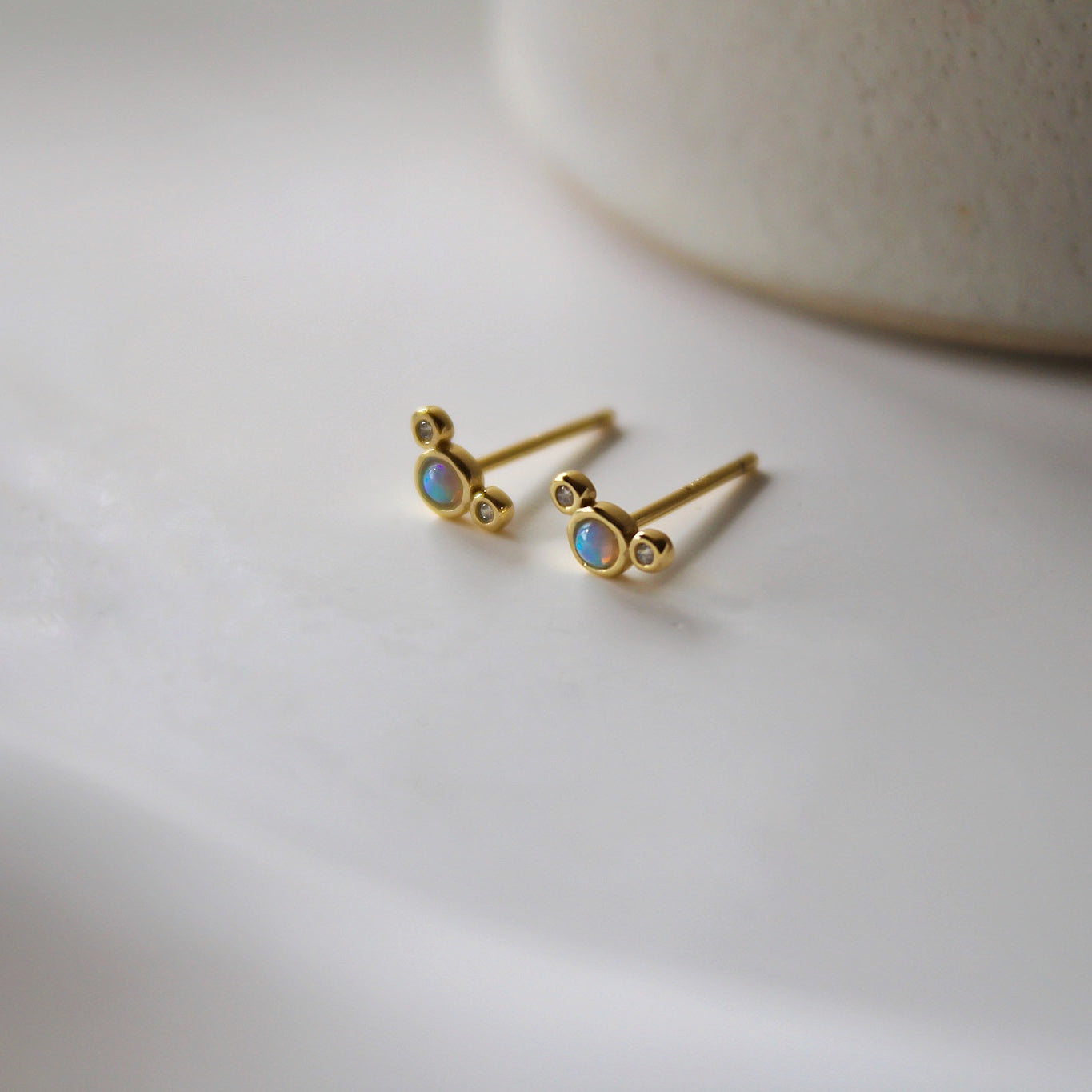 „Odelle" winzige Opal Ohrstecker mit Zirkonia