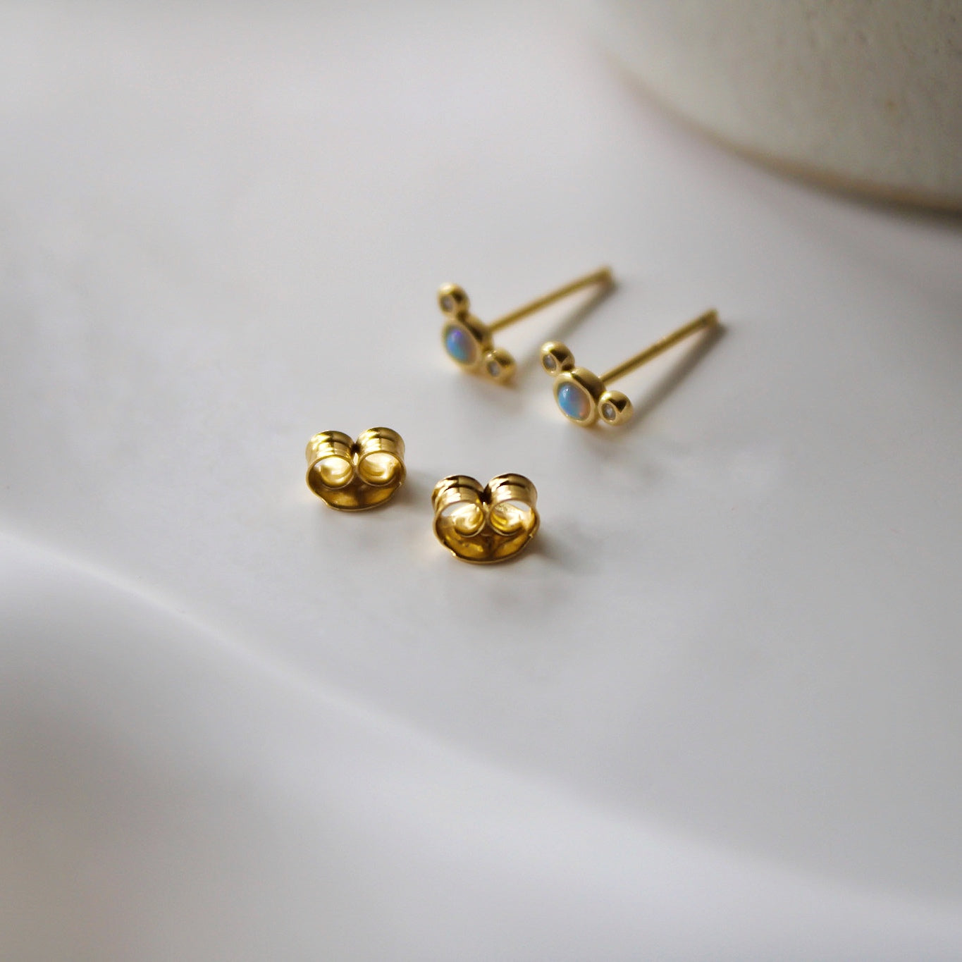 „Odelle" winzige Opal Ohrstecker mit Zirkonia