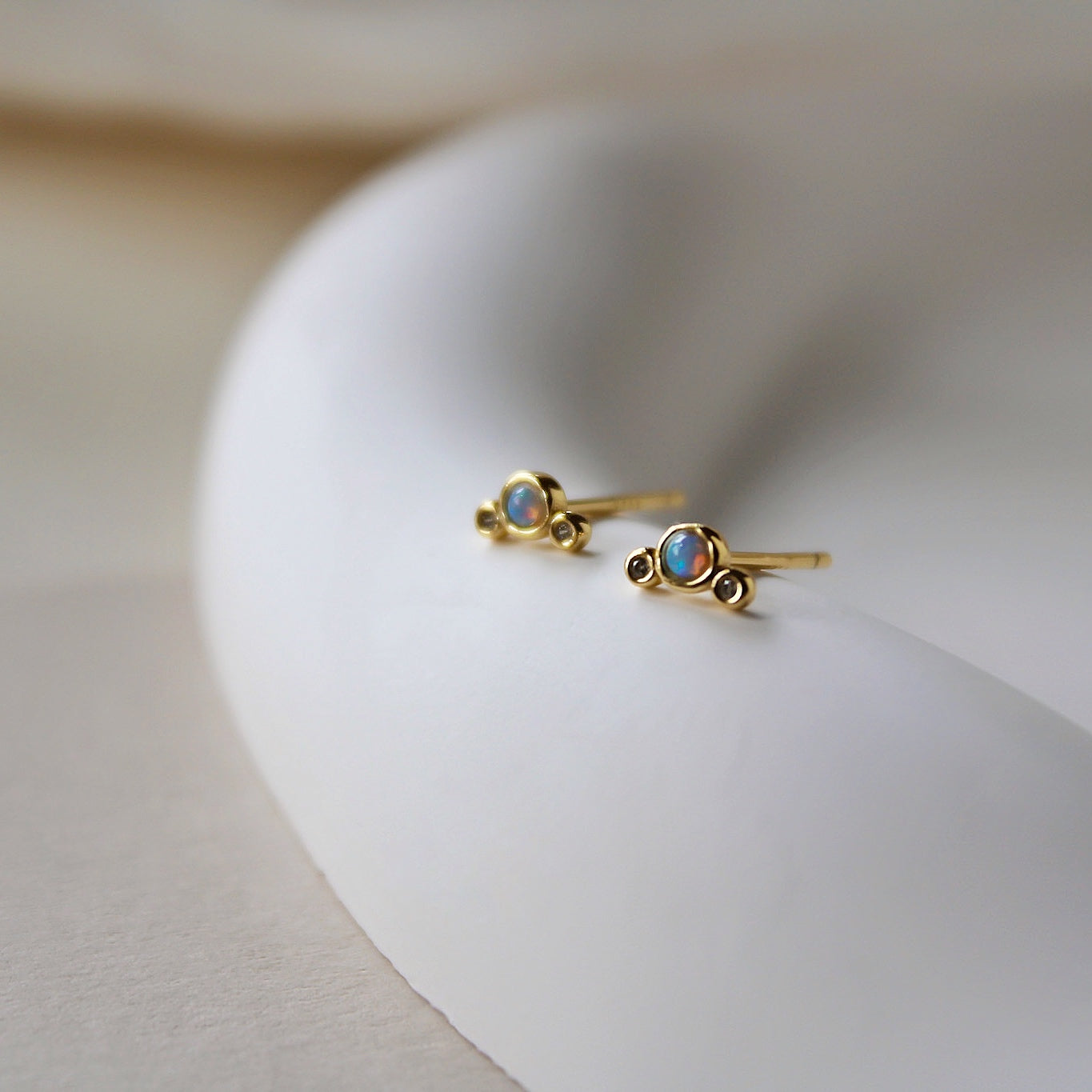 „Odelle" winzige Opal Ohrstecker mit Zirkonia