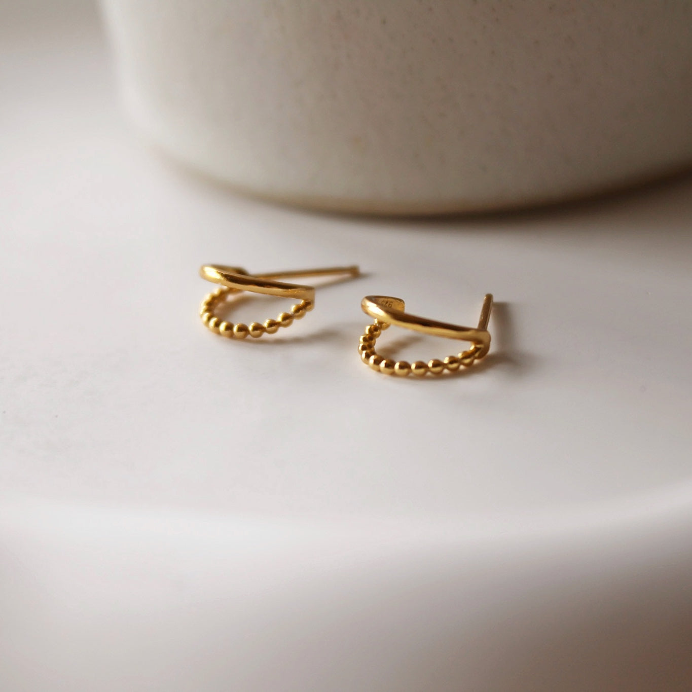 „Kareena" zierliche Halb Creolen mit Doppelstrang Design