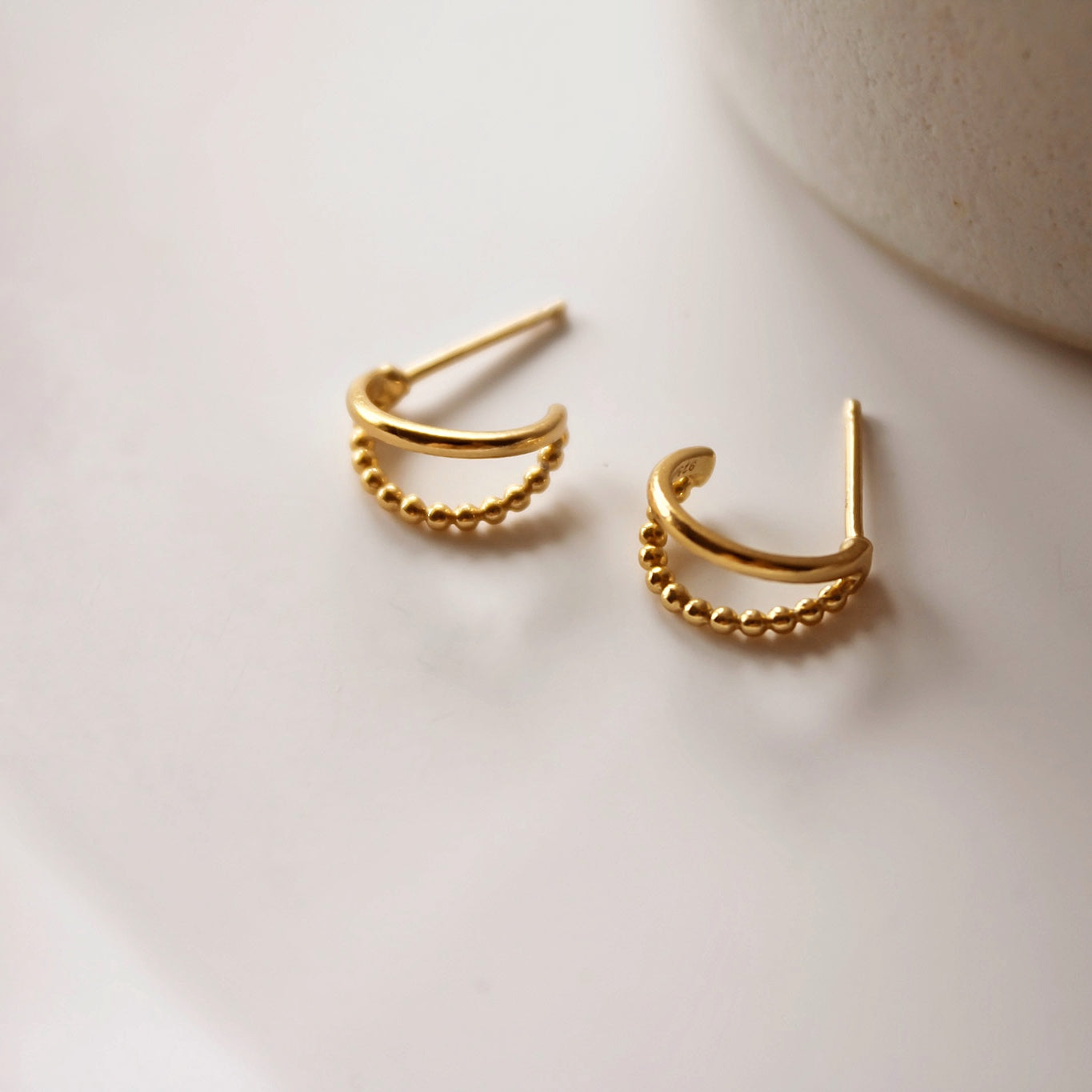 „Kareena" zierliche Halb Creolen mit Doppelstrang Design