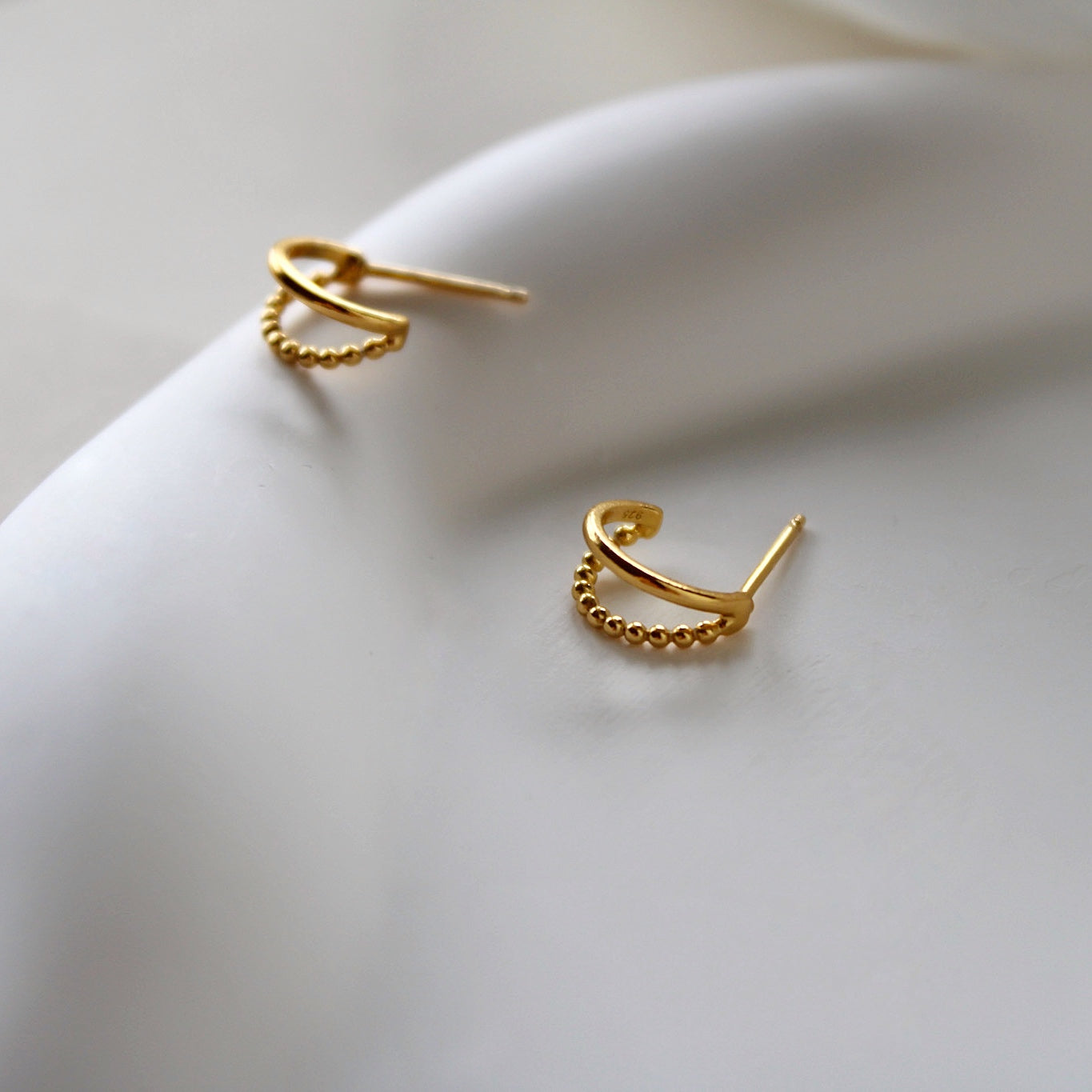 „Kareena" zierliche Halb Creolen mit Doppelstrang Design