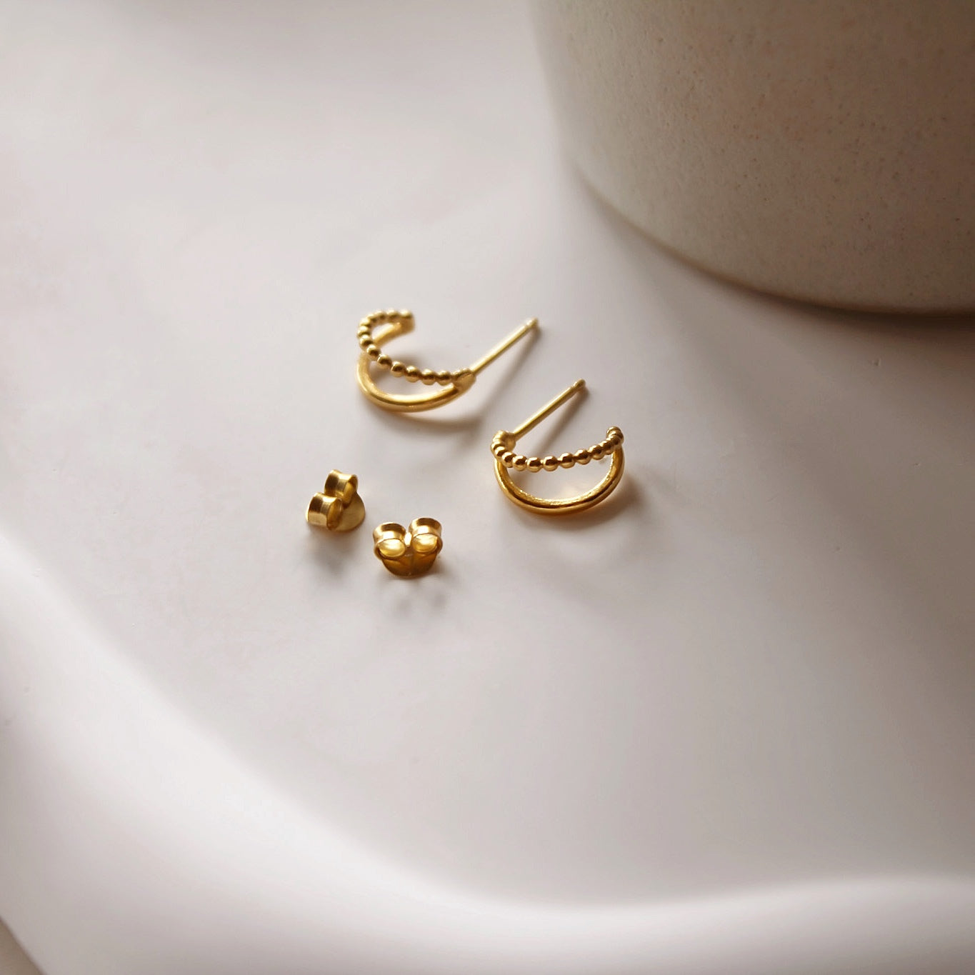 „Kareena" zierliche Halb Creolen mit Doppelstrang Design