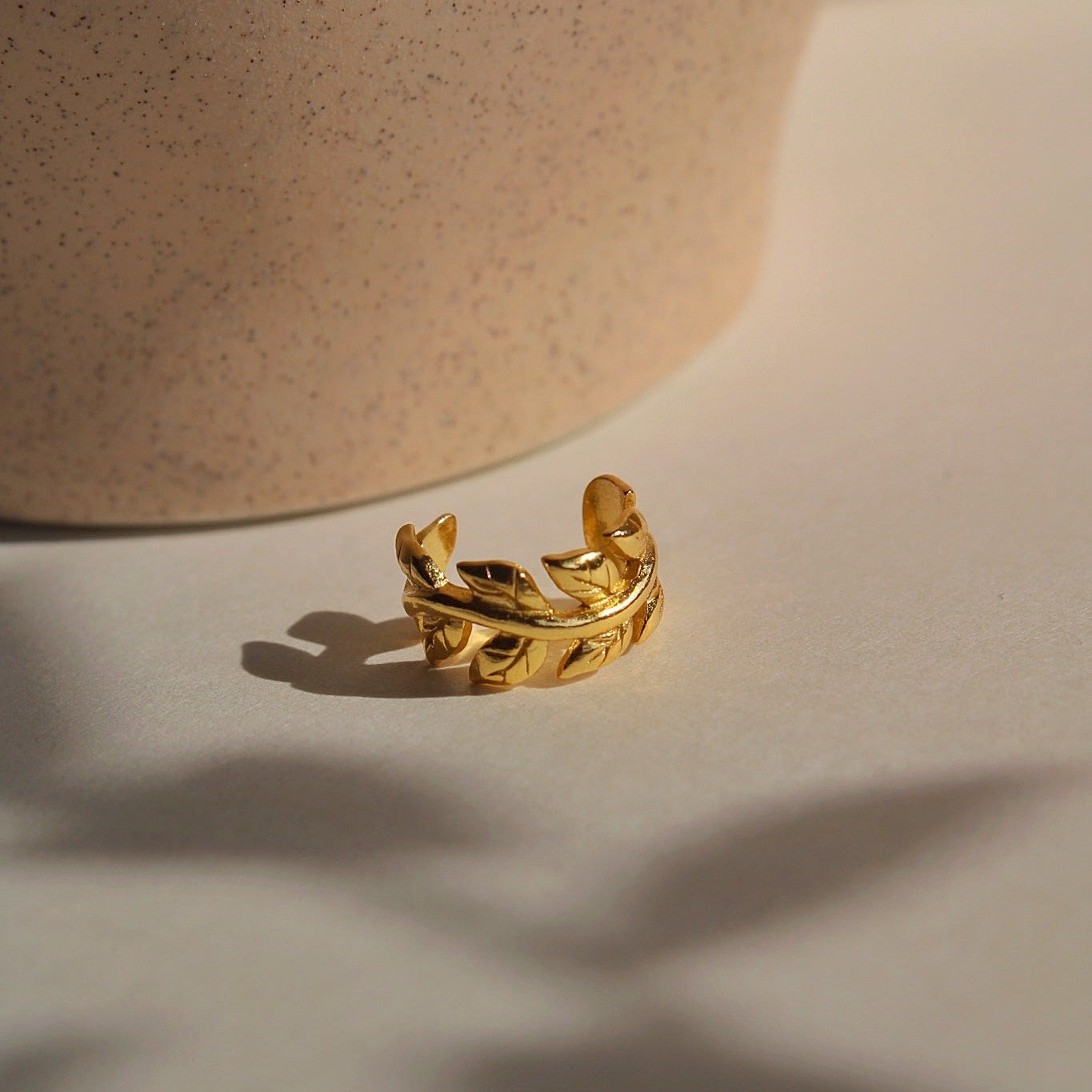 Sylva – Floraler Earcuff in Gold