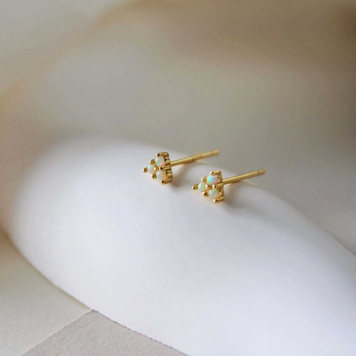 „Sadie" winzige Triple Opal Ohrstecker