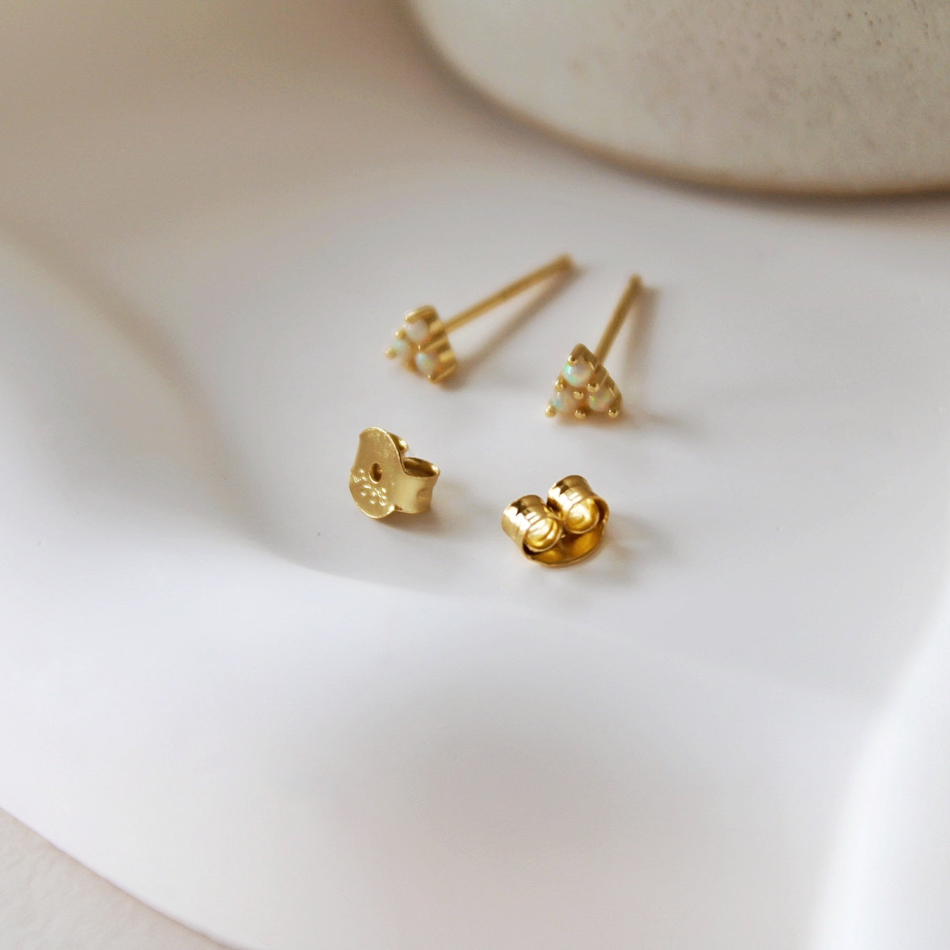 „Sadie" winzige Triple Opal Ohrstecker