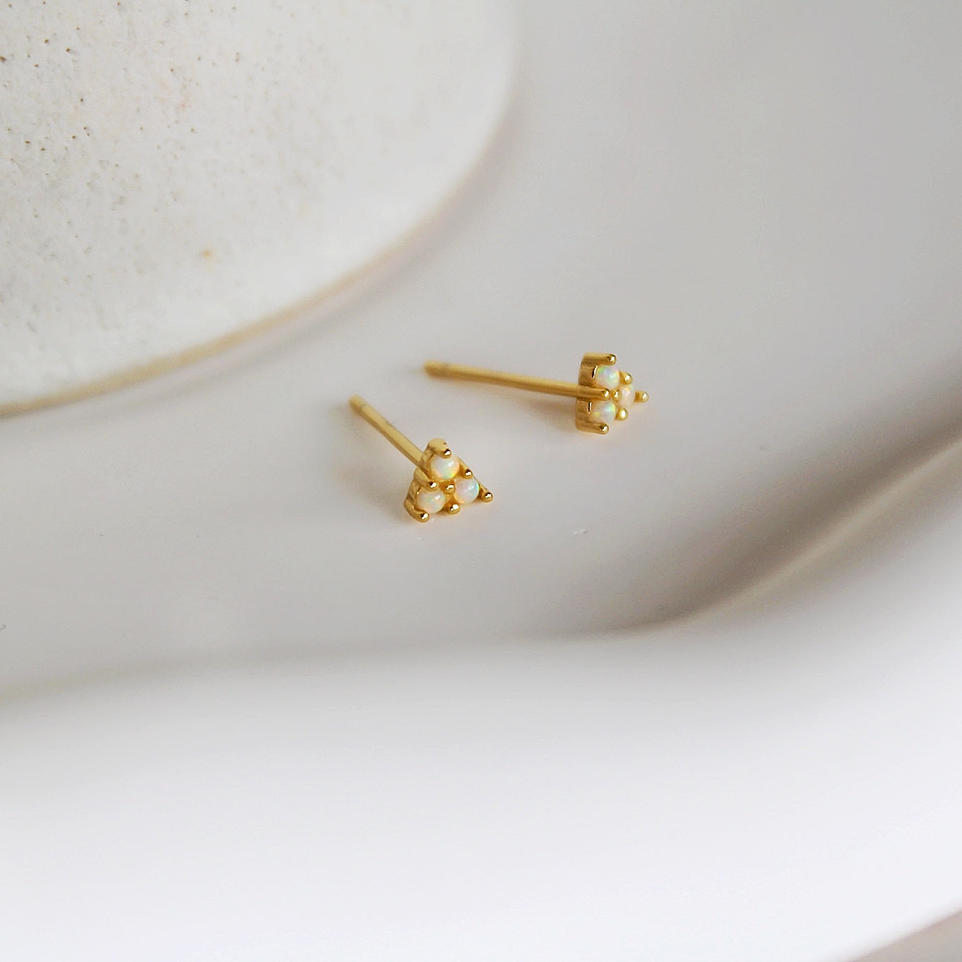 „Sadie" winzige Triple Opal Ohrstecker