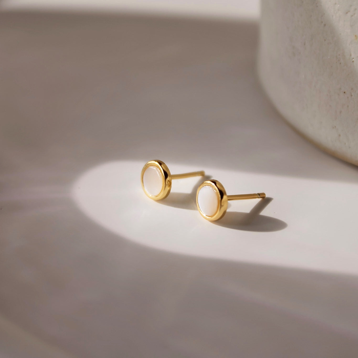 "Suki" minimalistische Perlmutt Ohrstecker