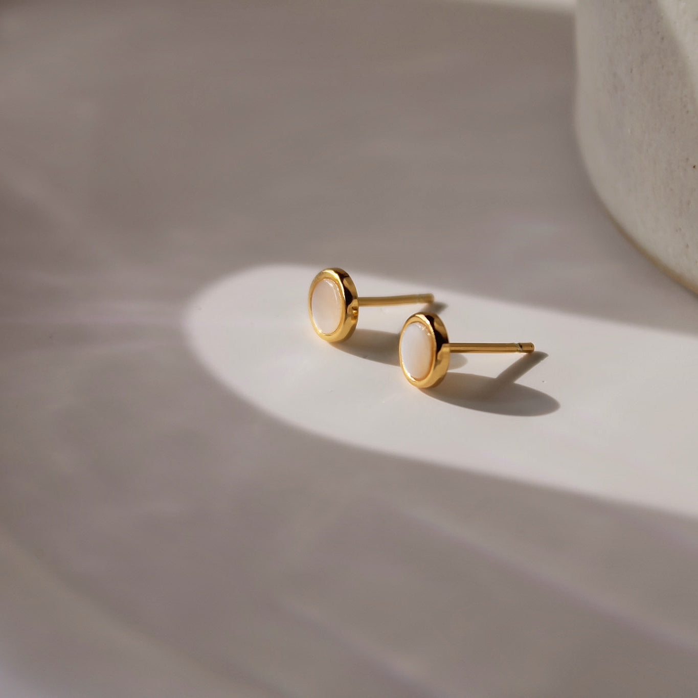"Suki" minimalistische Perlmutt Ohrstecker