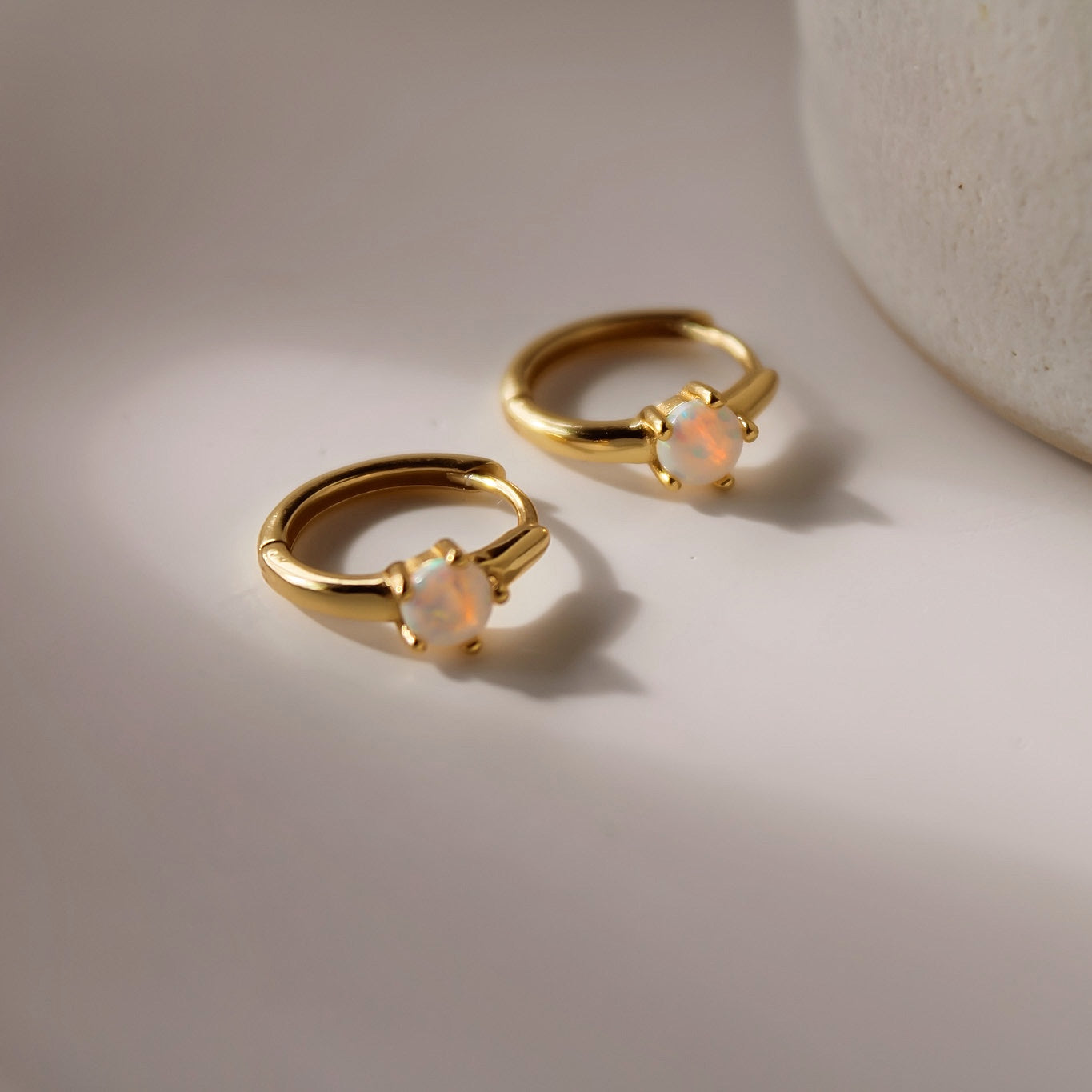 „Thea" schlichte Creolen mit Opal