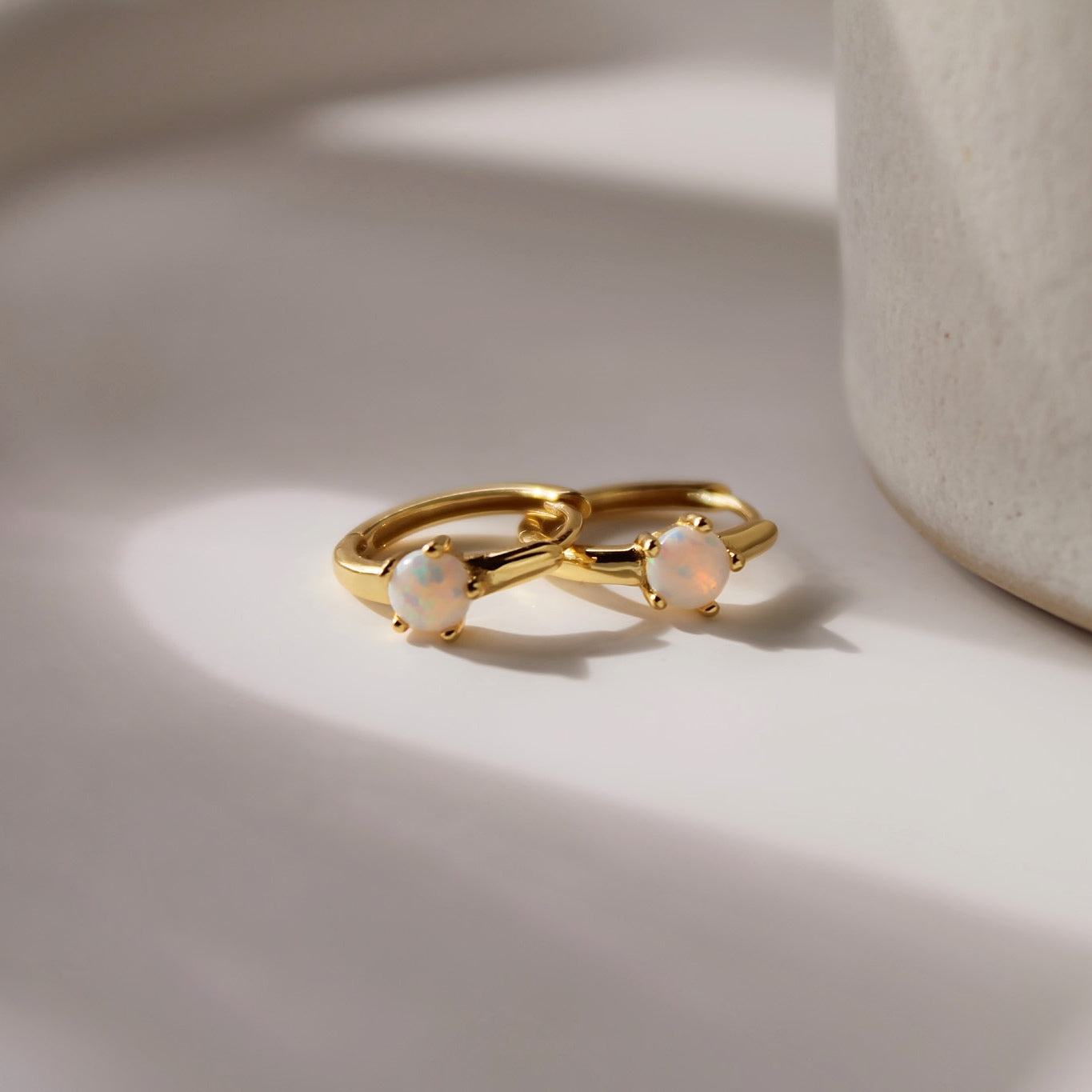 „Thea" schlichte Creolen mit Opal