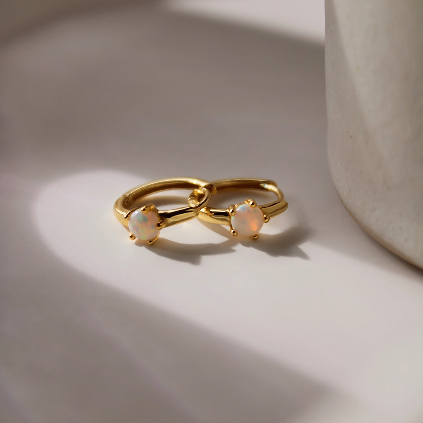 „Thea" schlichte Creolen mit Opal