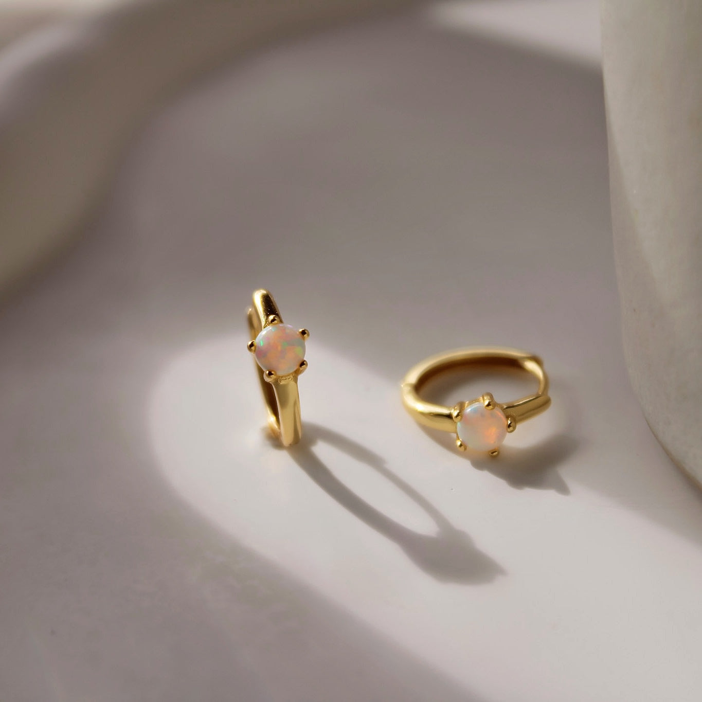„Thea" schlichte Creolen mit Opal