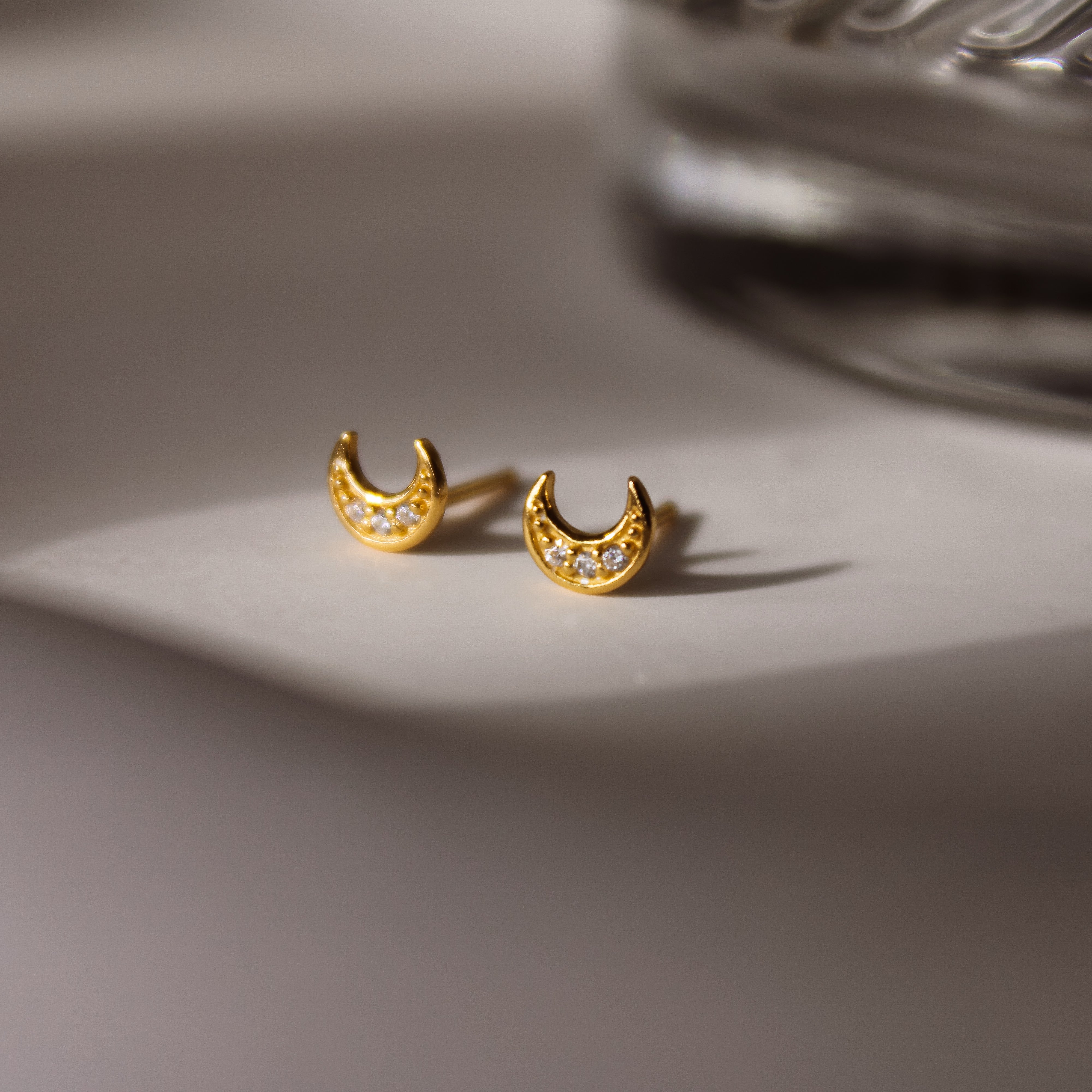 „Lumi" winzige, schimmernde Mond Ohrstecker mit Zirkonia
