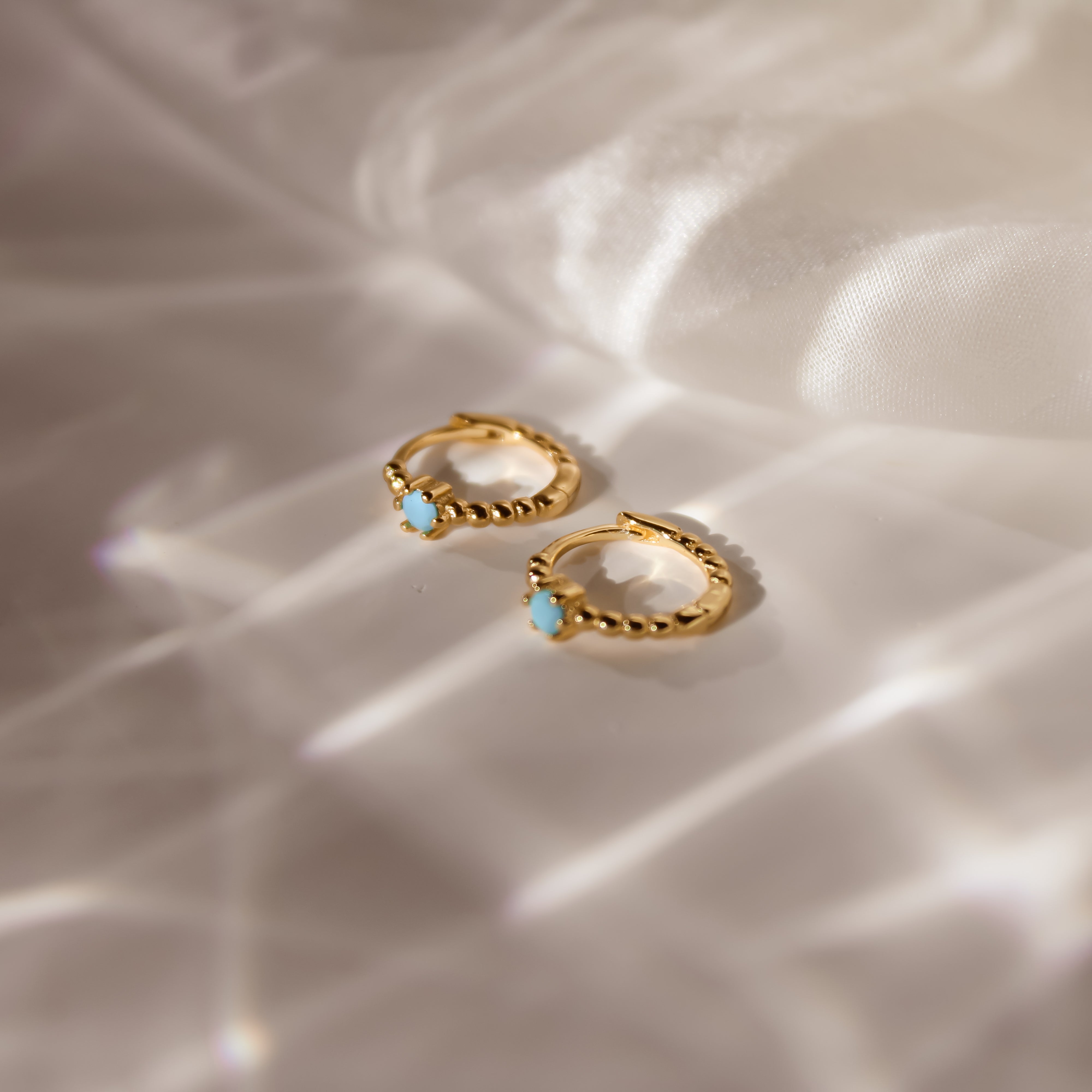 "Sparkling" goldene Creolen mit türkisfarbenem Stein