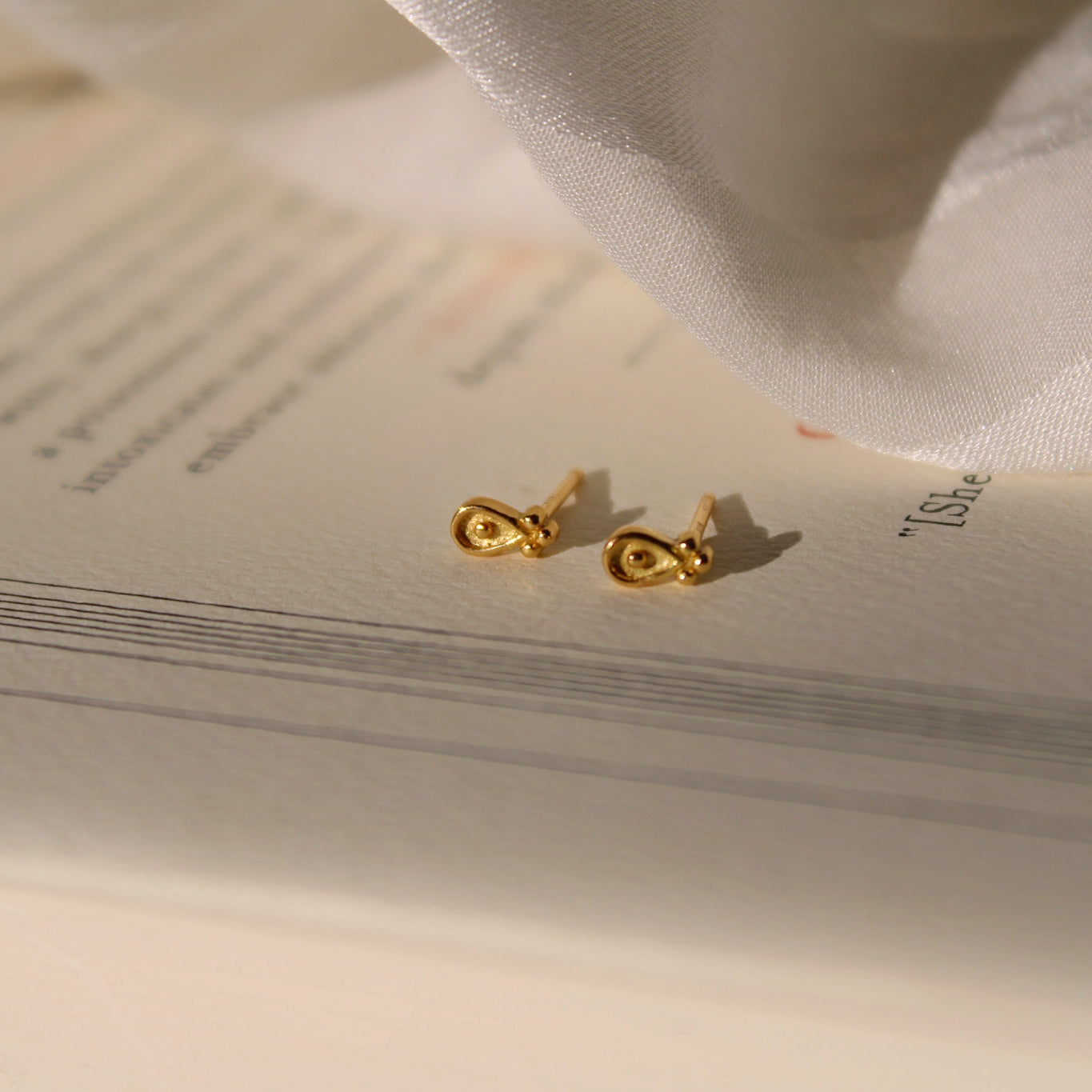 "Antique" winzige Ornament Ohrstecker Gold