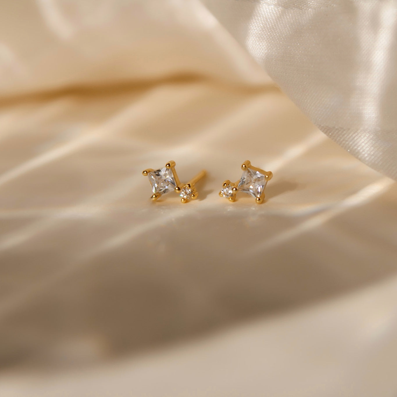 "MinimalSpark" geometrische, kleine Zirkonia Ohrstecker