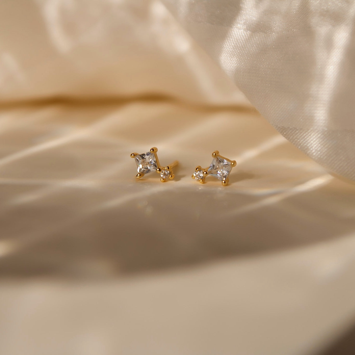 "MinimalSpark" geometrische, kleine Zirkonia Ohrstecker