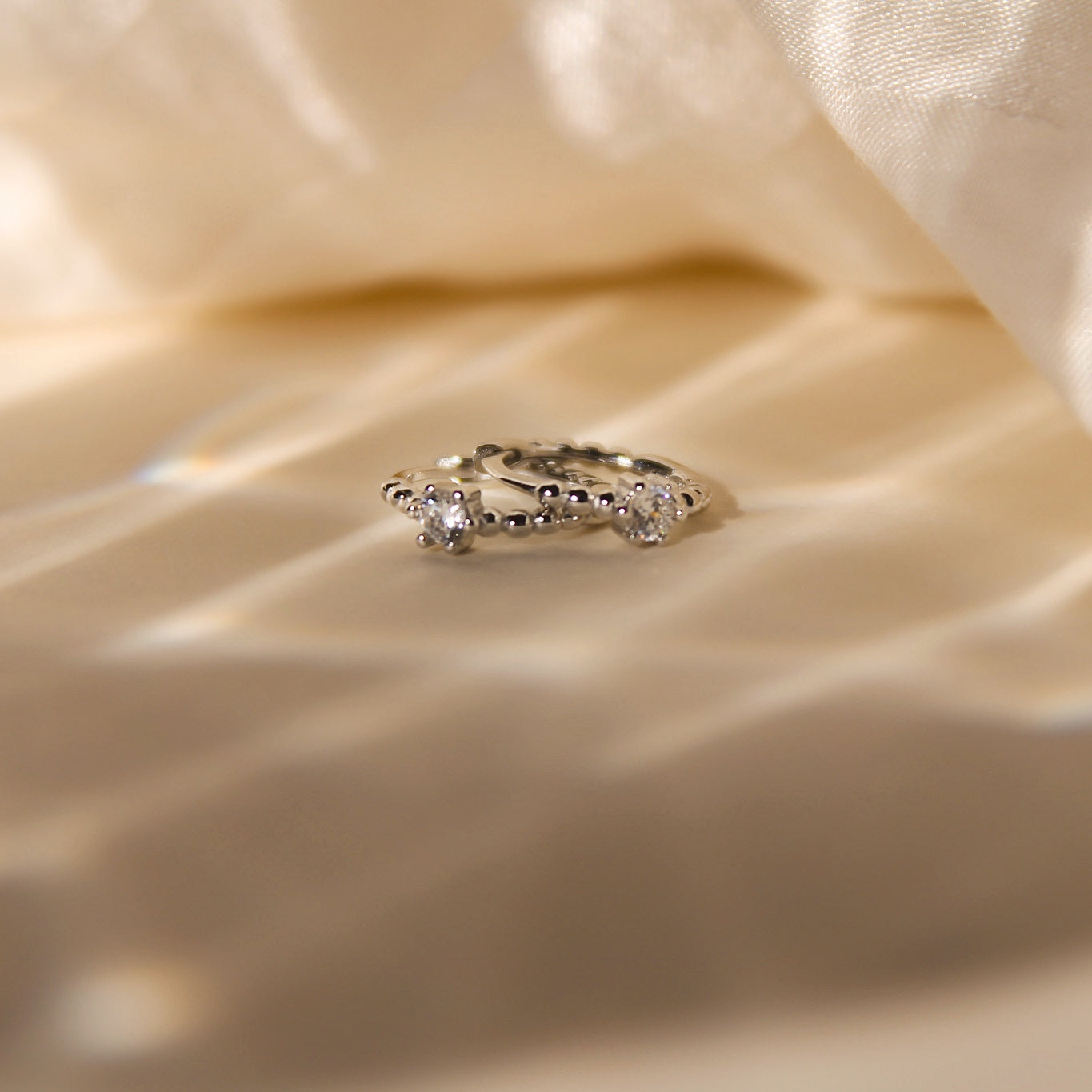 "Jana" zarte Kügelchen Creolen für jeden Tag mit schimmernden Zirkonia