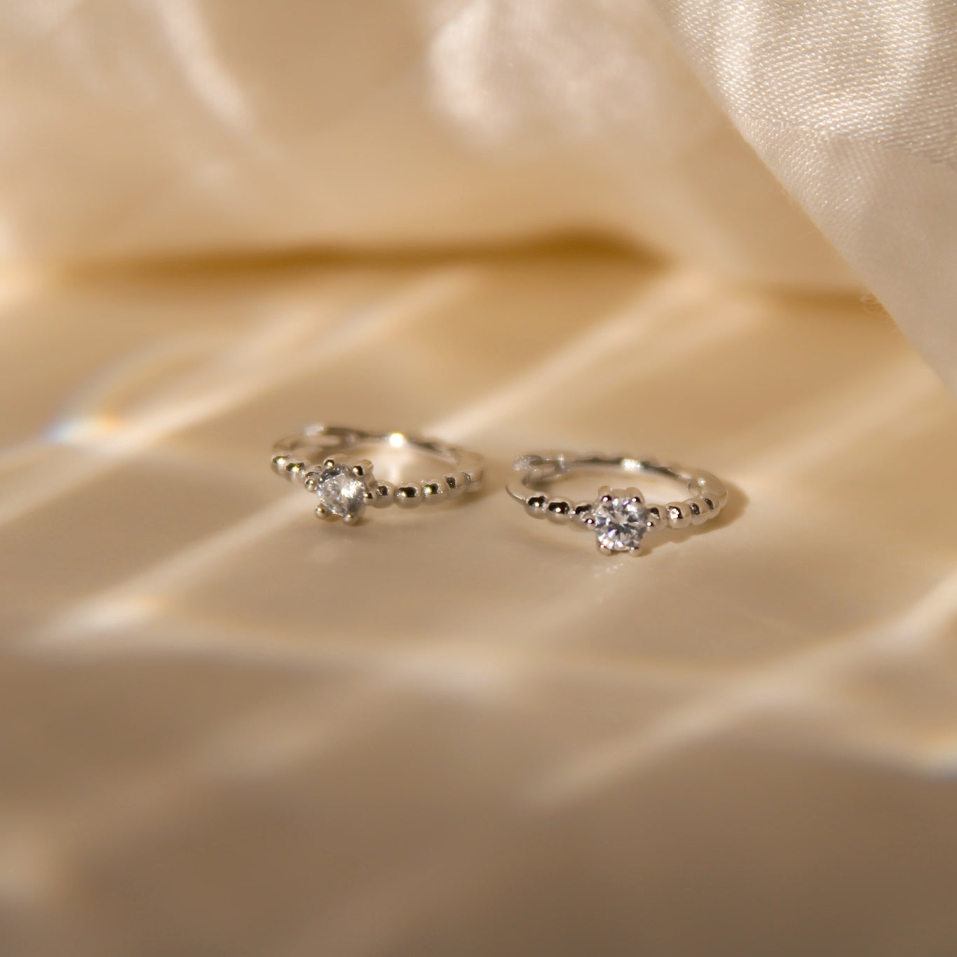 "Jana" zarte Kügelchen Creolen für jeden Tag mit schimmernden Zirkonia