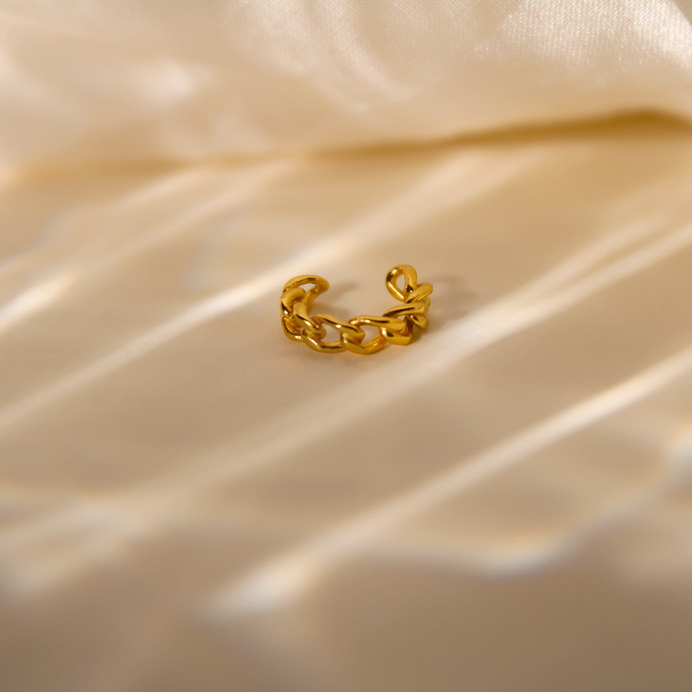 "Liara" zierlicher, geflochtener Earcuff Gold