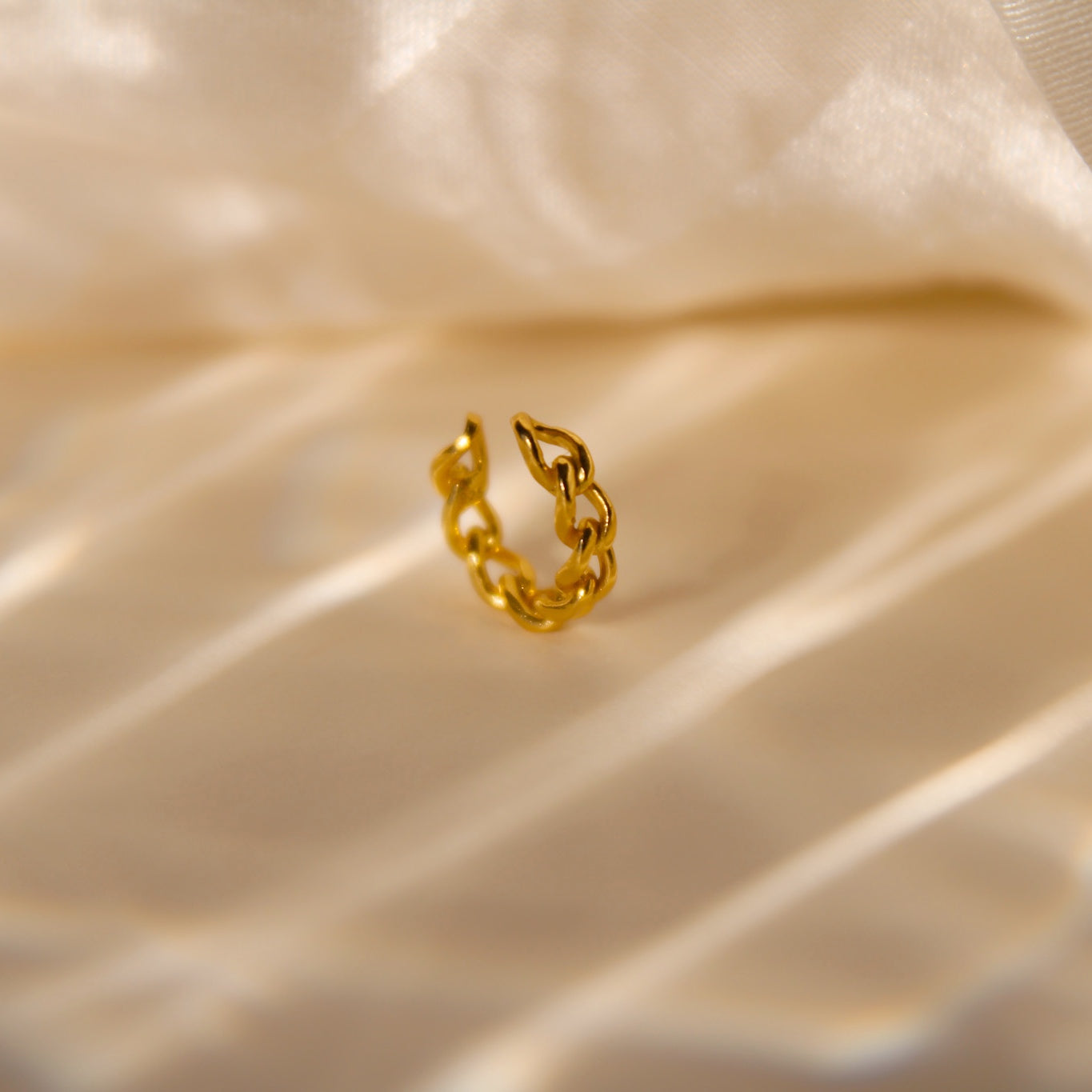 "Liara" zierlicher, geflochtener Earcuff Gold