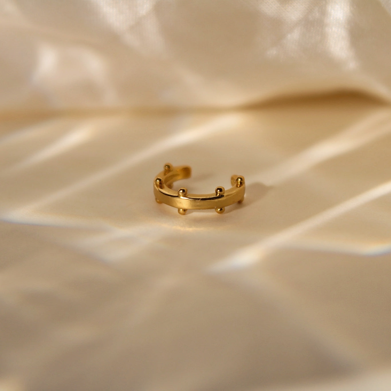 "Ava" minimalistischer, goldener Kügelchen Earcuff