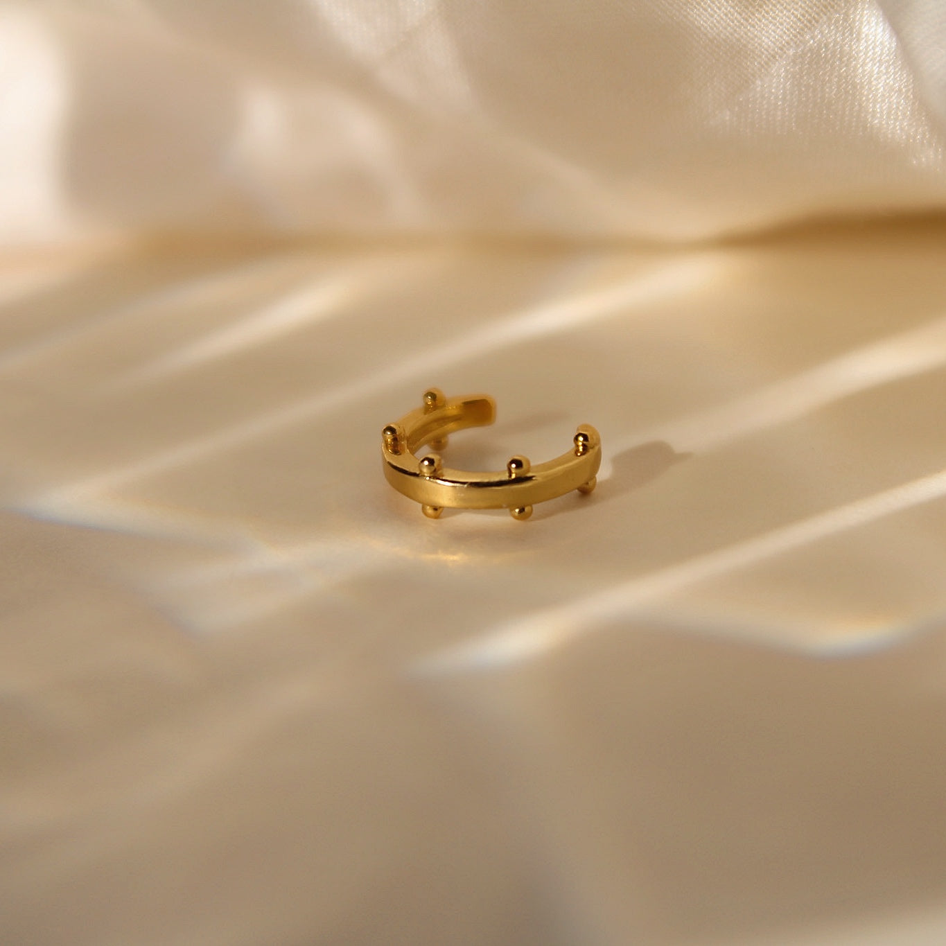 "Ava" minimalistischer, goldener Kügelchen Earcuff