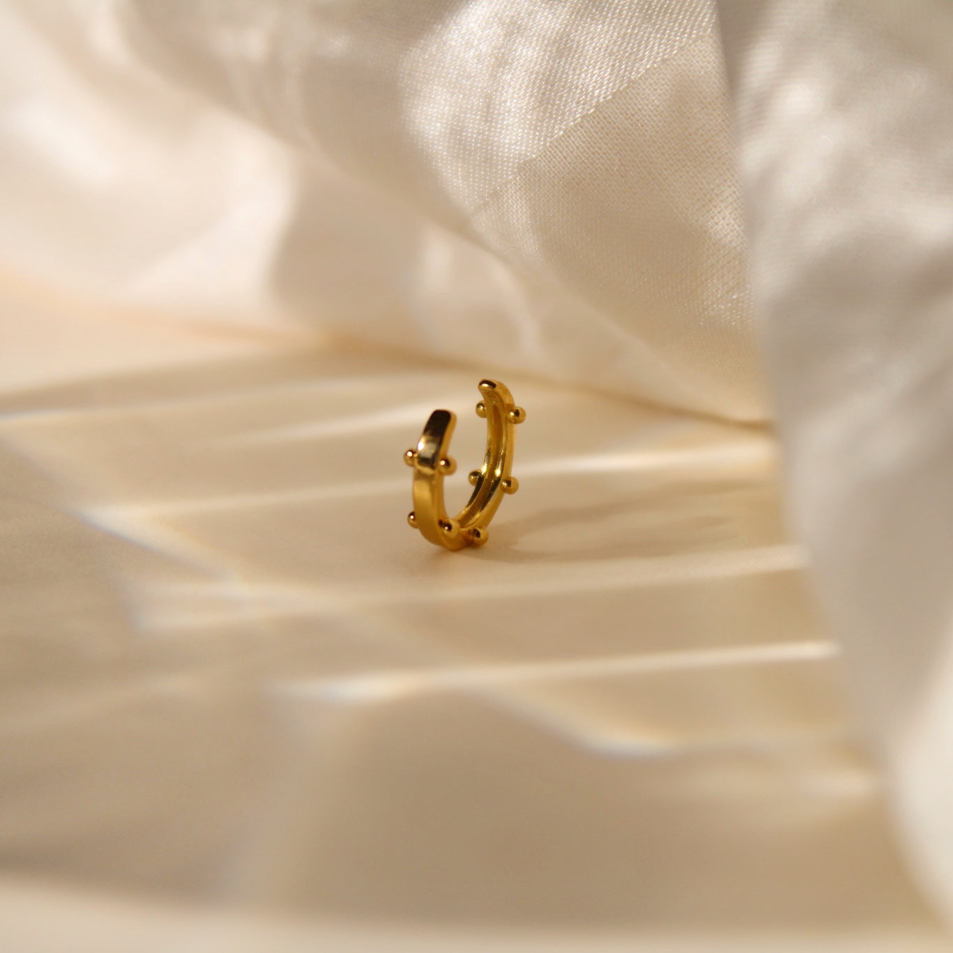 "Ava" minimalistischer, goldener Kügelchen Earcuff