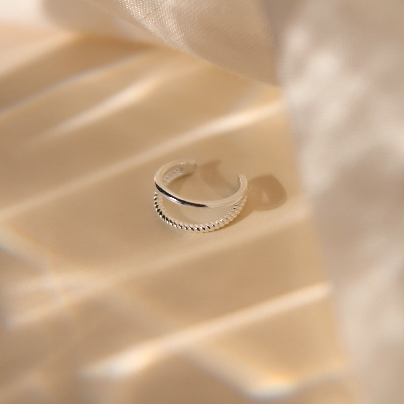 "Leila" zierlicher, gedrehter Earcuff aus Sterlingsilber