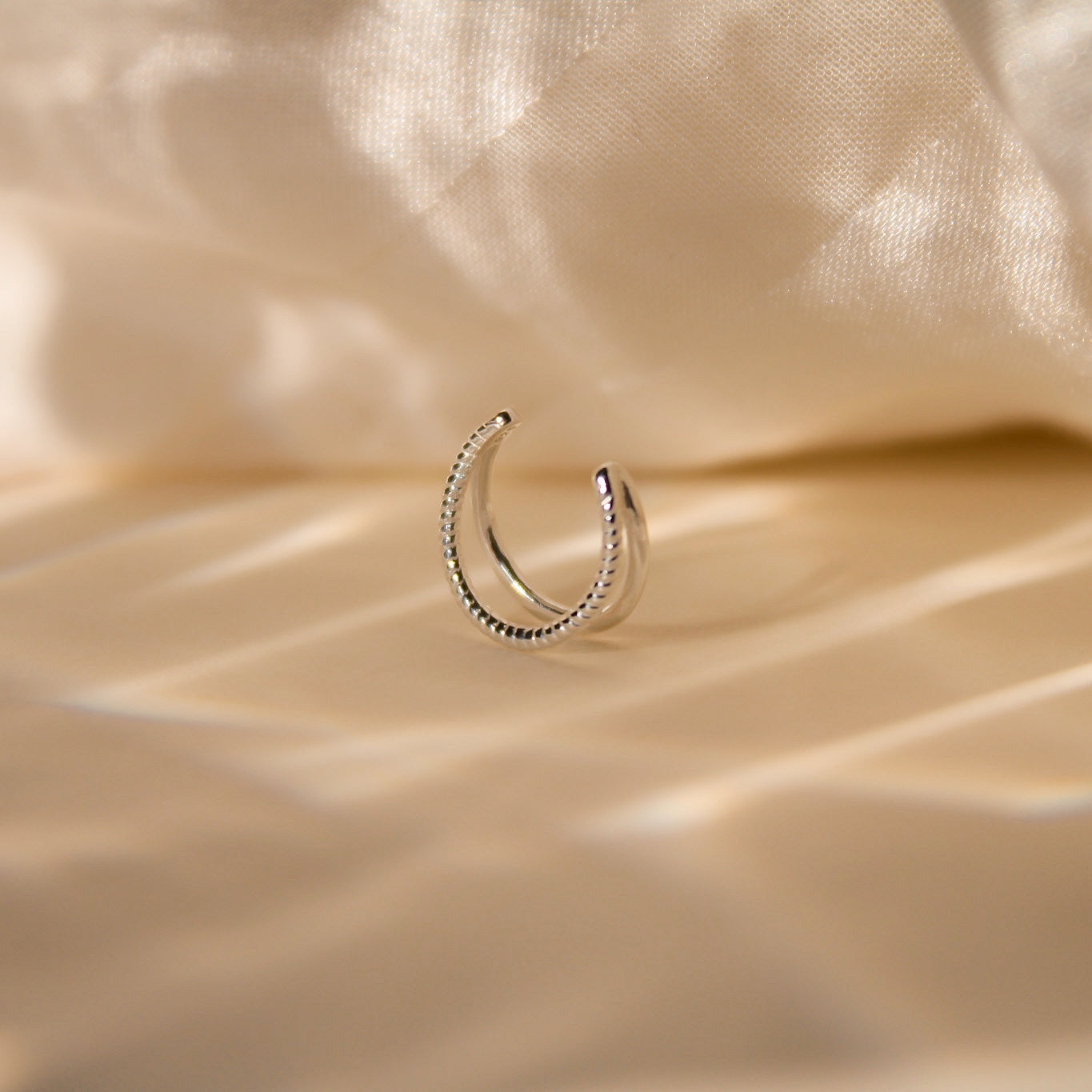 "Leila" zierlicher, gedrehter Earcuff aus Sterlingsilber
