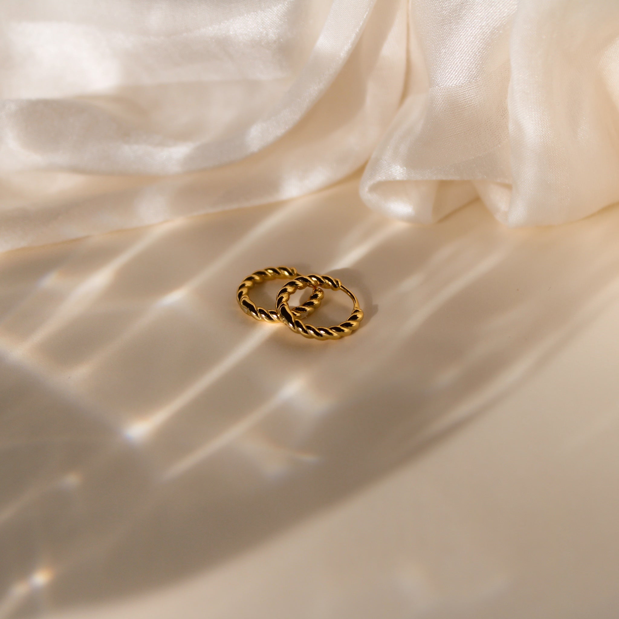 "Athena" klassische goldene Twisted Creolen