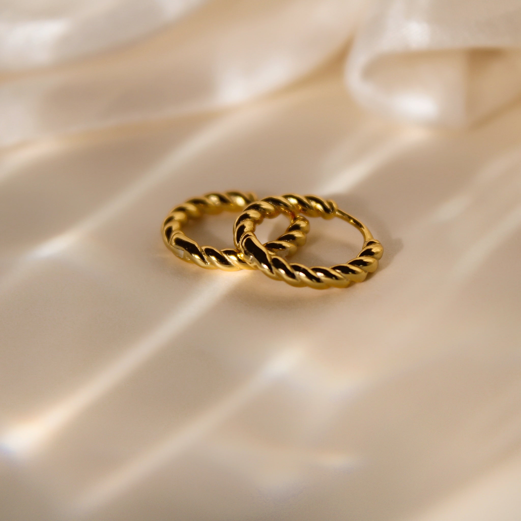 "Athena" klassische goldene Twisted Creolen