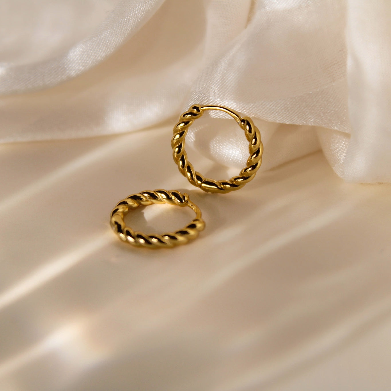 "Athena" klassische goldene Twisted Creolen