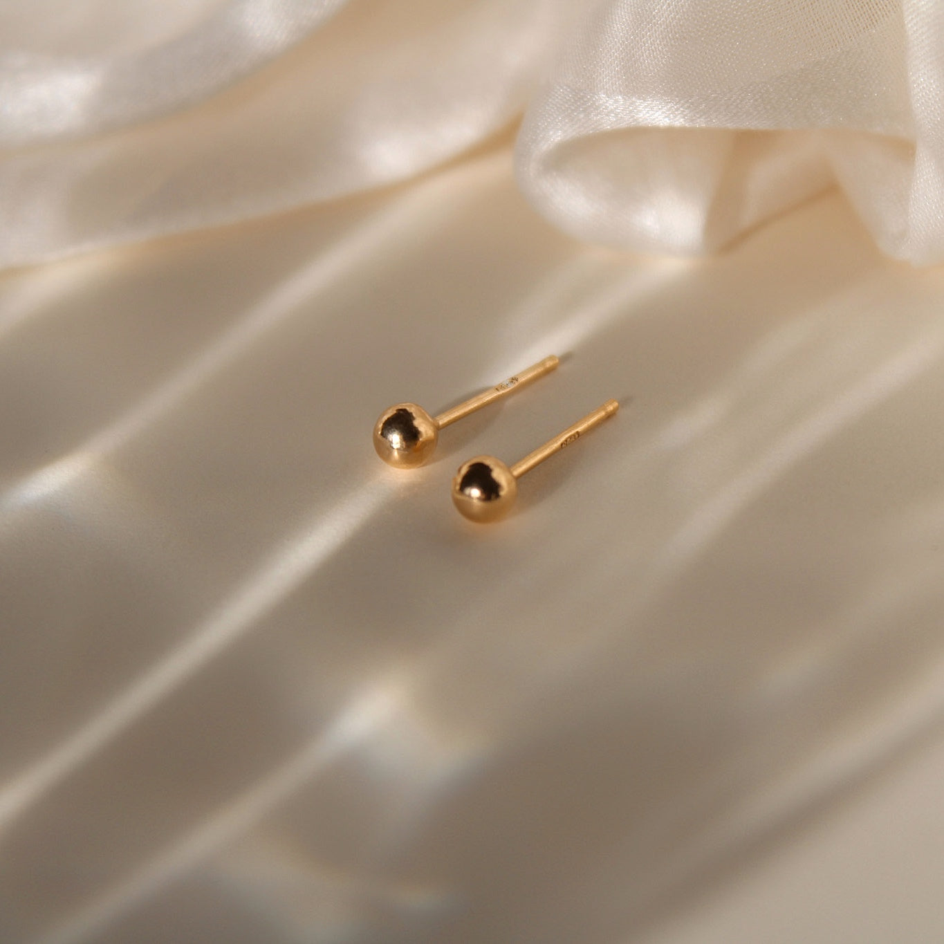 "Alice" kleine Kügelchen Ohrstecker aus recyceltem Sterlingsilber vergoldet