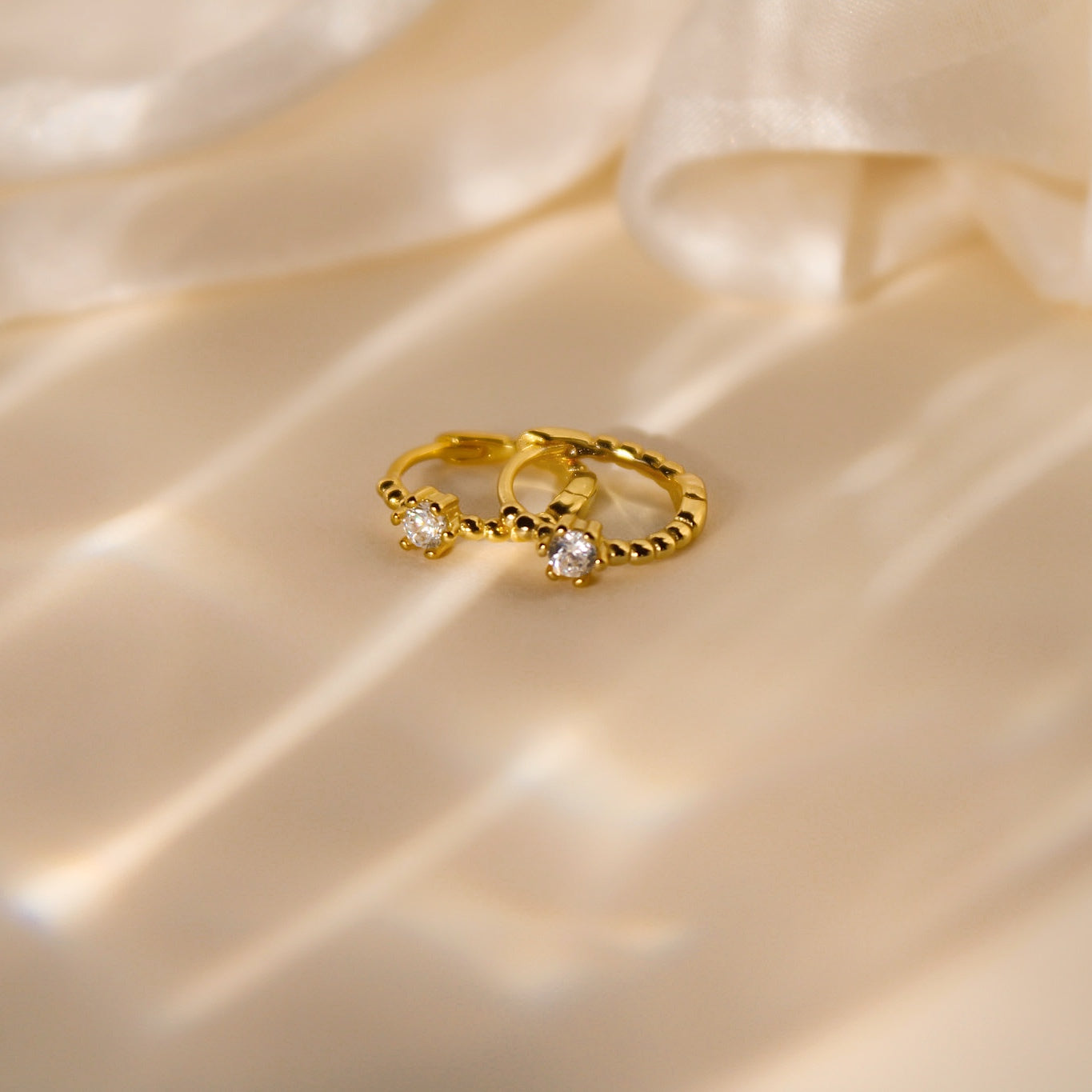 "Jana" zarte Kügelchen Creolen für jeden Tag mit schimmernden Zirkonia