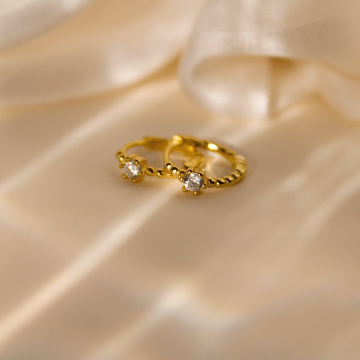 "Jana" zarte Kügelchen Creolen für jeden Tag mit schimmernden Zirkonia