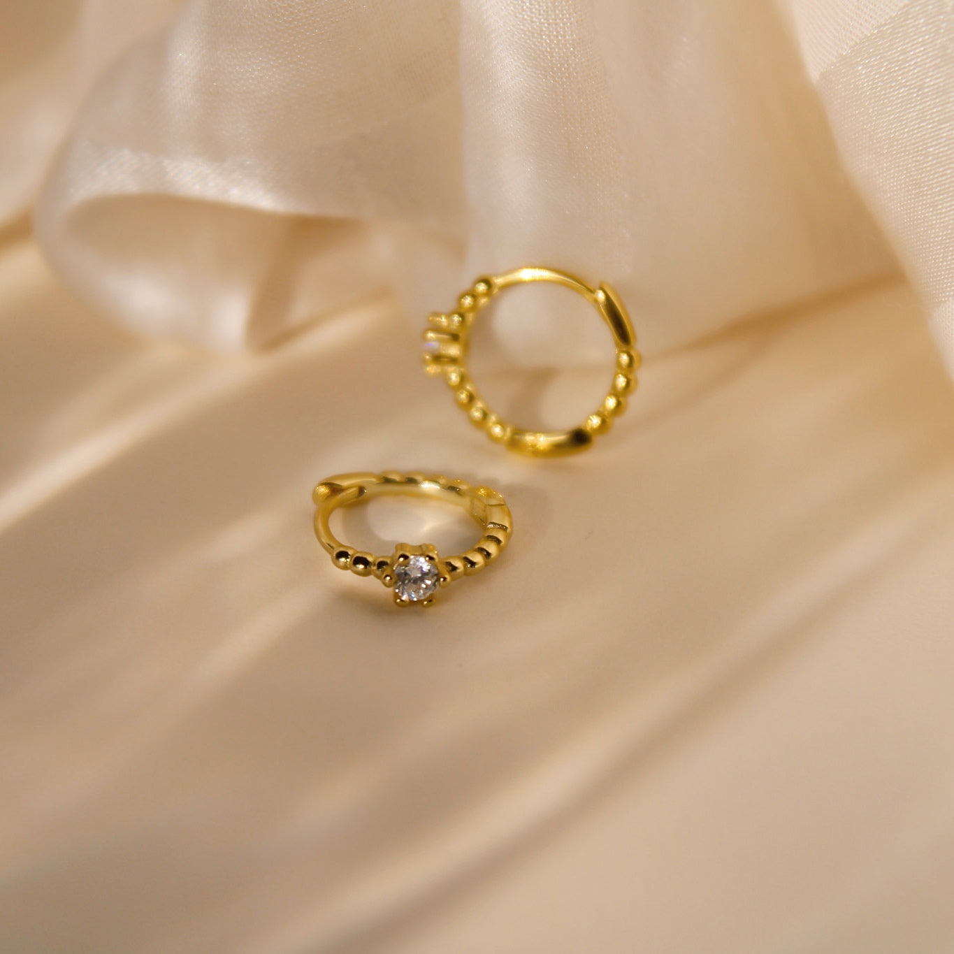 "Jana" zarte Kügelchen Creolen für jeden Tag mit schimmernden Zirkonia