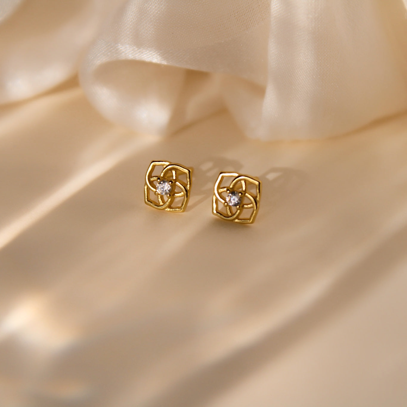 „Avery" Blumen Ornament Ohrstecker