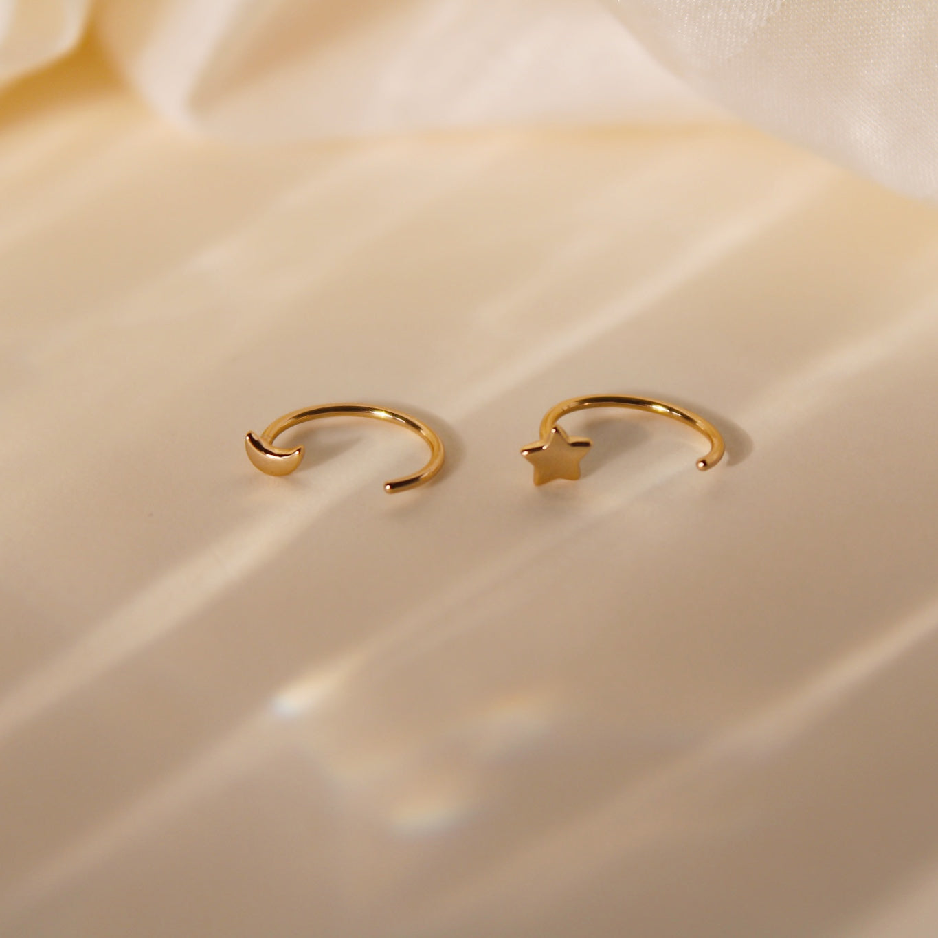 "Celestia" Mond und Sterne Huggie Hoop Set